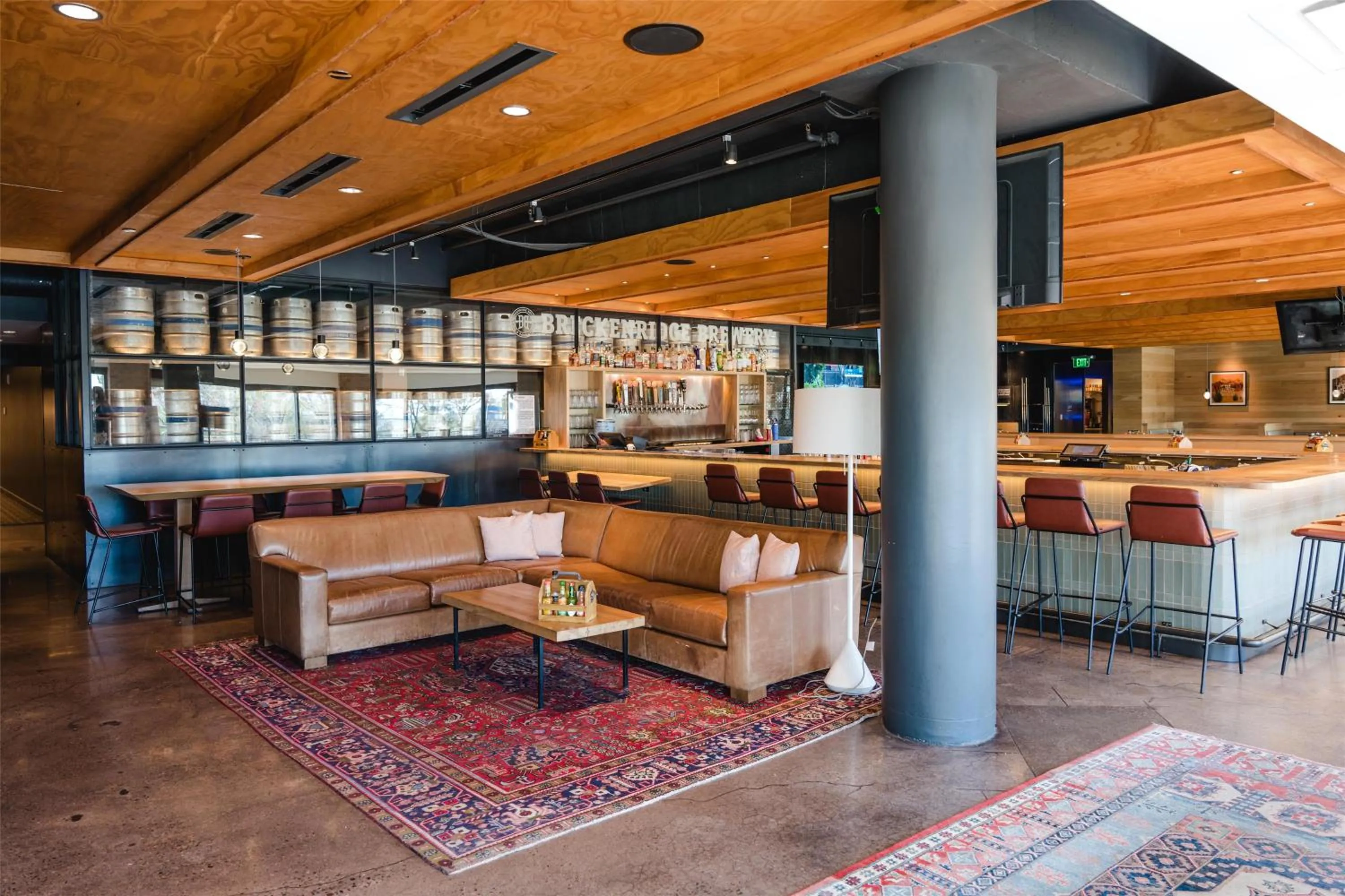 Lounge or bar in The Inverness Denver, a Hilton Golf & Spa Resort