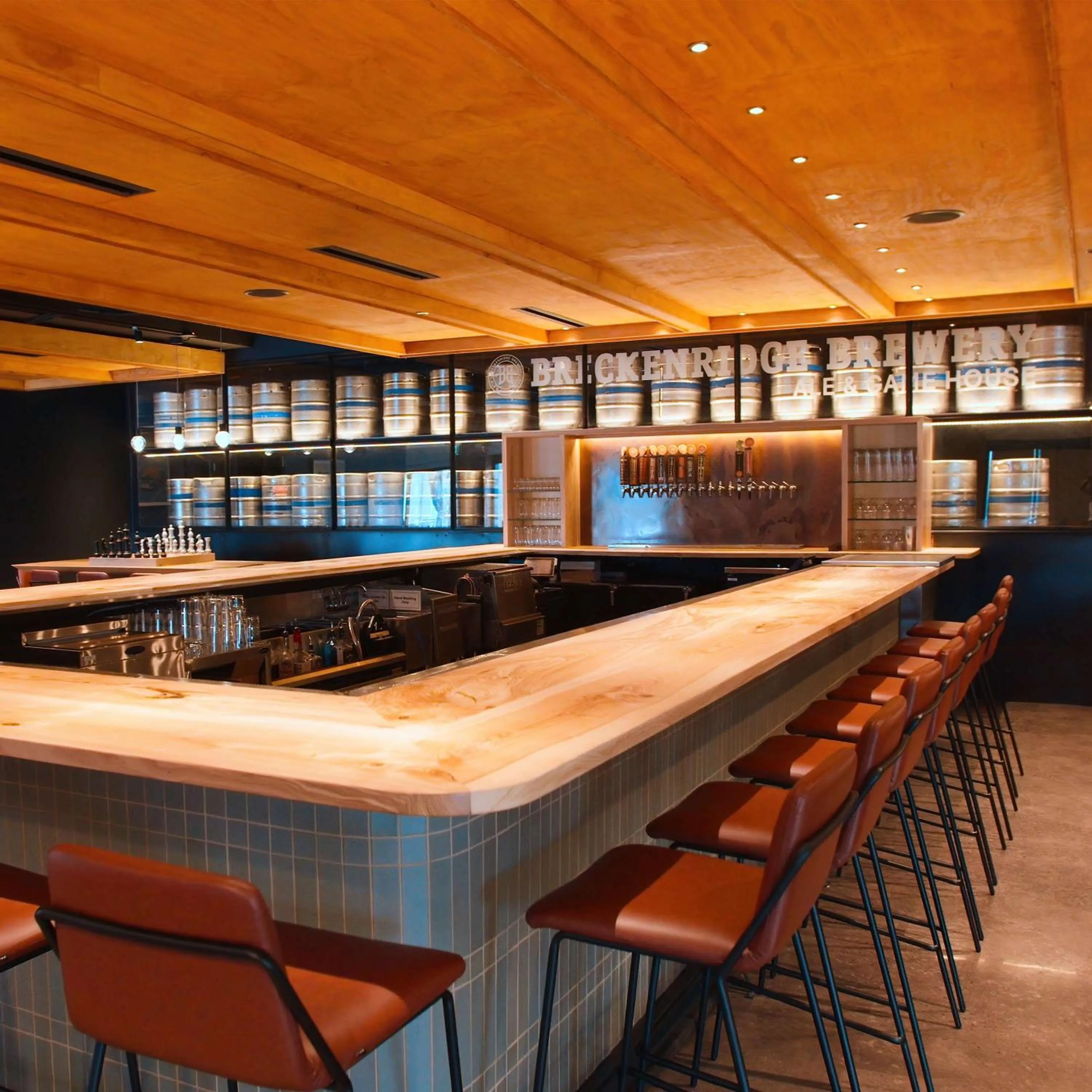 Lounge or bar in The Inverness Denver, a Hilton Golf & Spa Resort