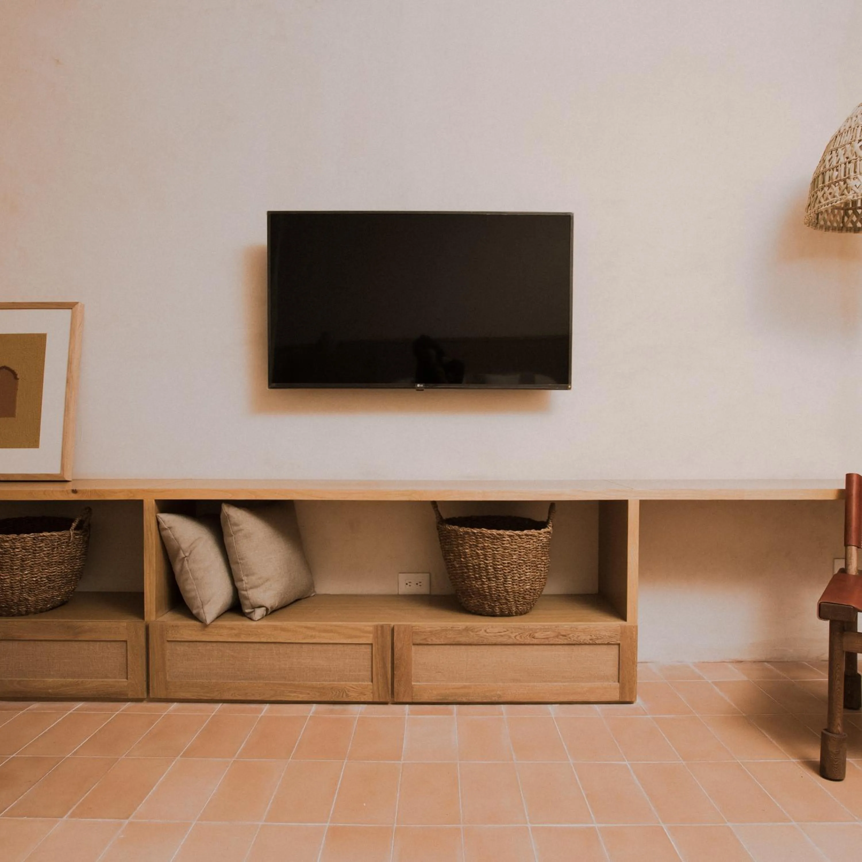 TV and multimedia in Casa Montore by Barrio Mexico