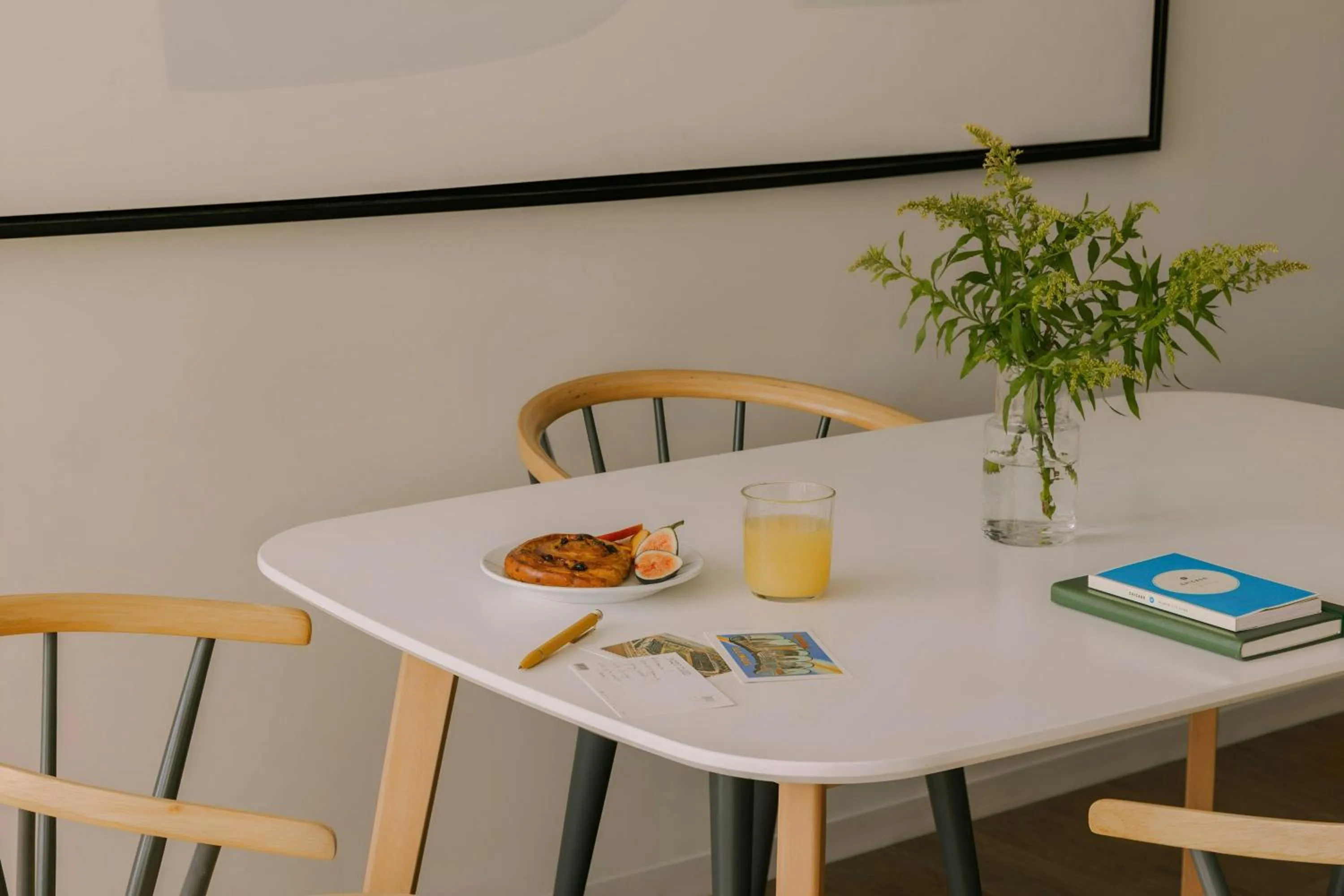 Photo of the whole room in Sonder by Marriott Bonvoy South Wabash Apartments South Loop