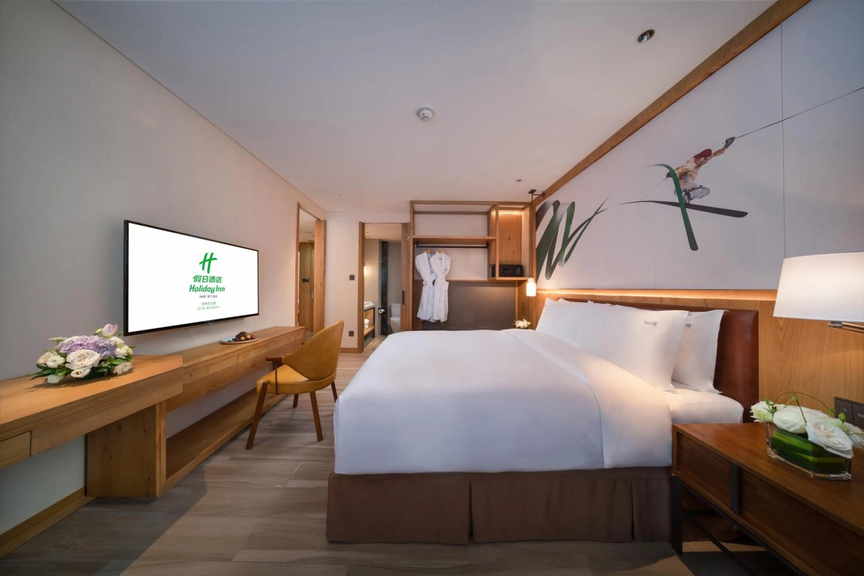 Photo of the whole room, Bed in Holiday Inn Jilin Beidahu by IHG