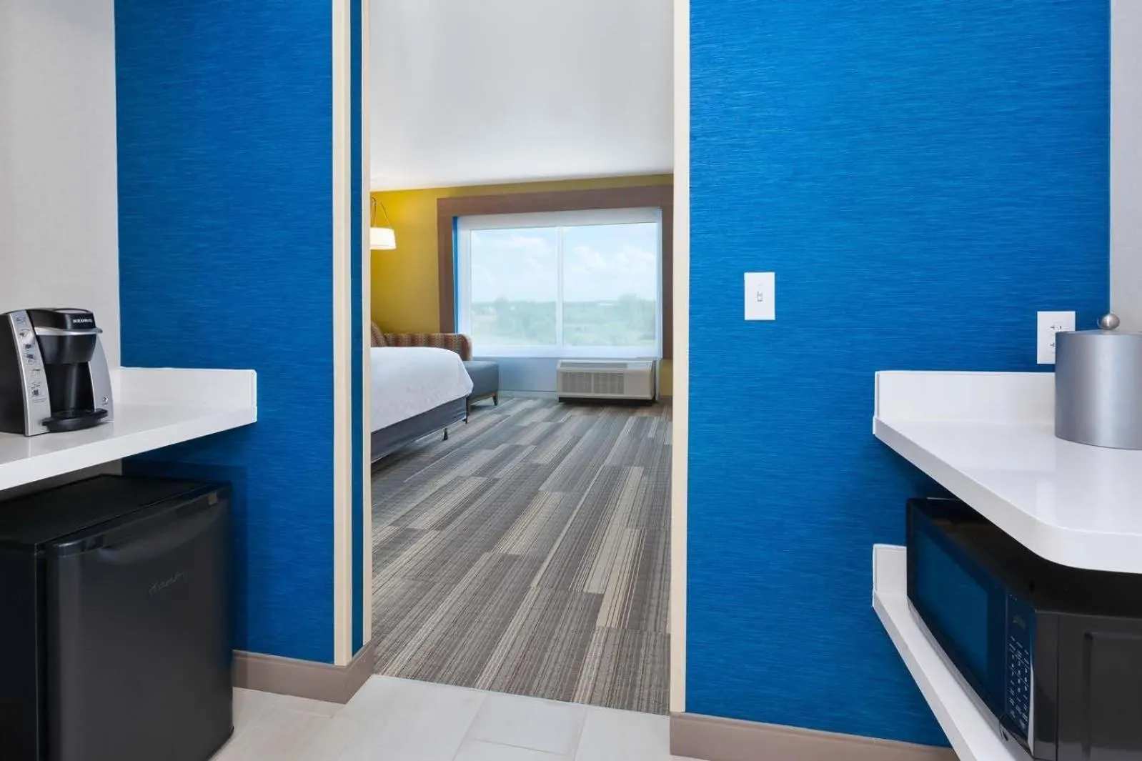 Bed in Holiday Inn Express & Suites - Grand Rapids Airport - South by IHG
