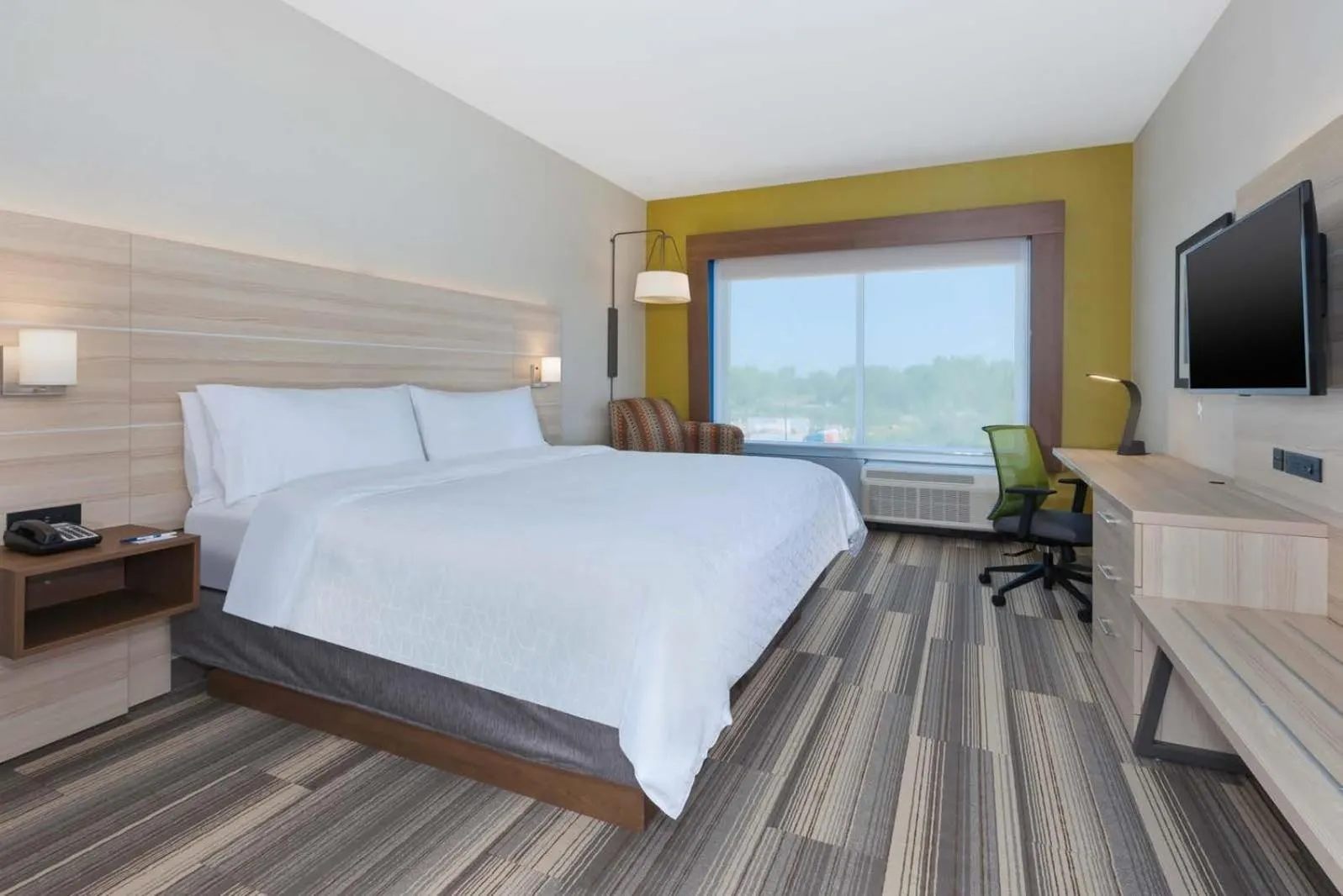 Bed in Holiday Inn Express & Suites - Grand Rapids Airport - South by IHG
