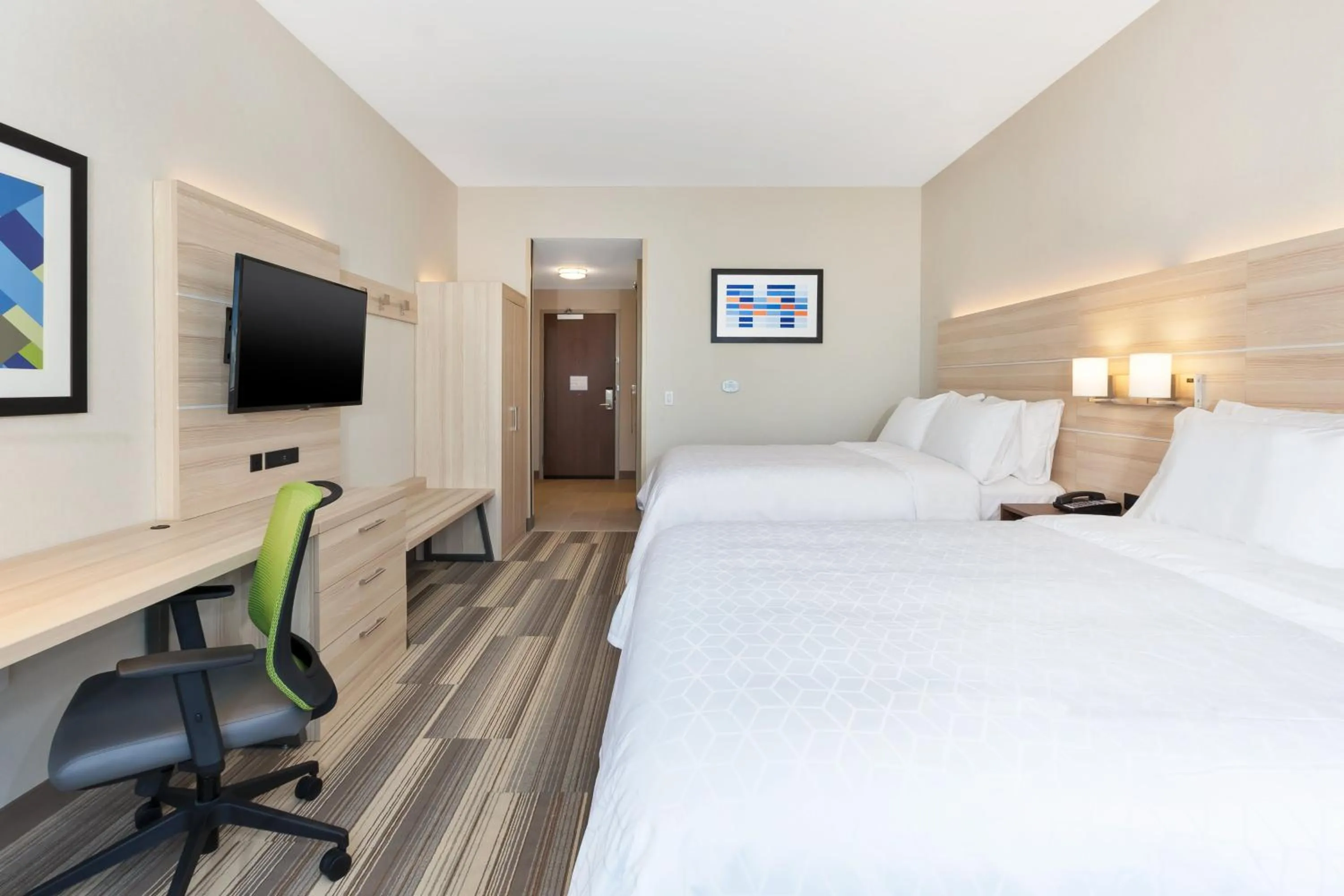 Photo of the whole room, Bed in Holiday Inn Express & Suites - Grand Rapids Airport - South by IHG