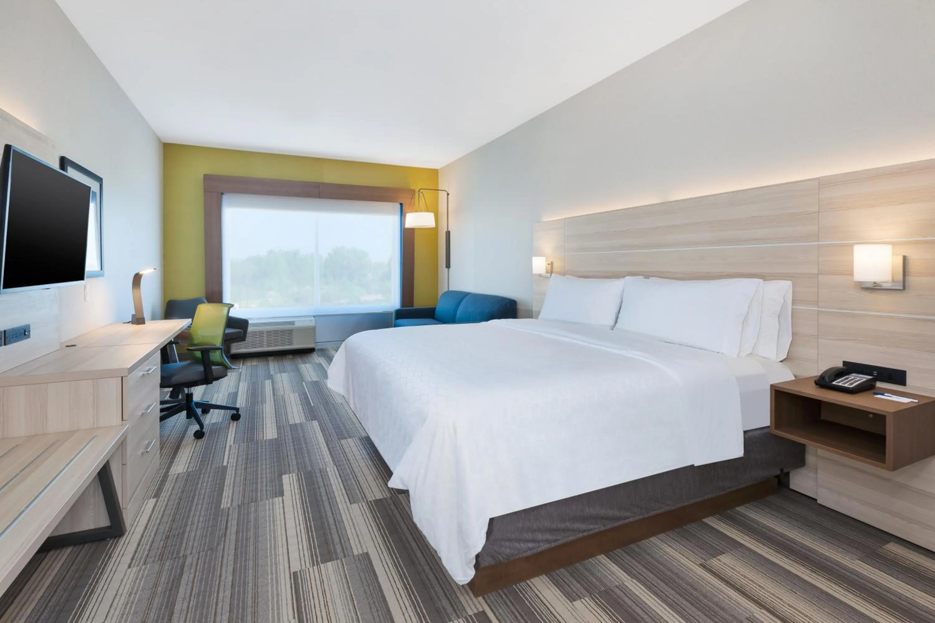 Photo of the whole room, Bed in Holiday Inn Express & Suites - Grand Rapids Airport - South by IHG