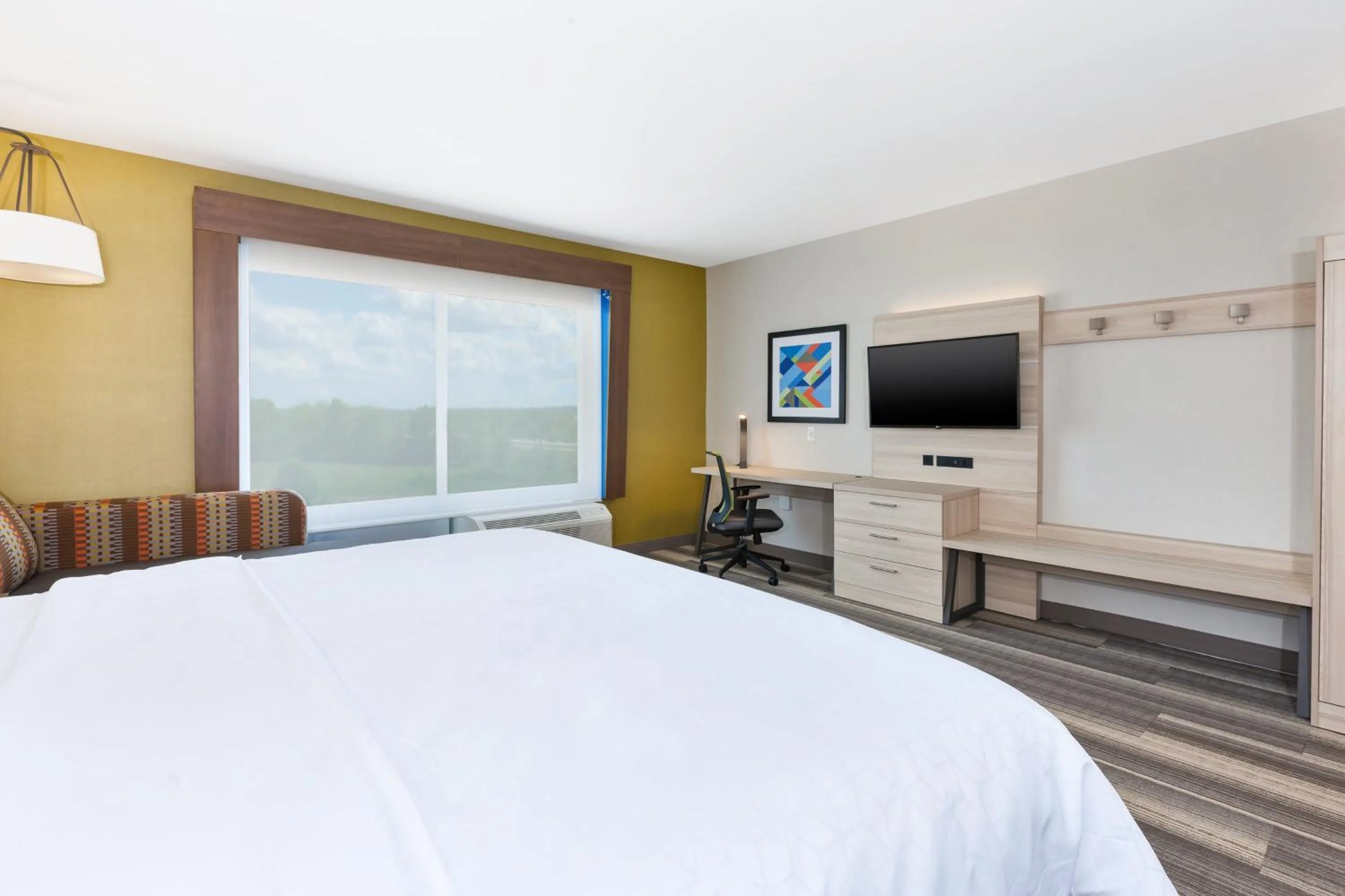 Photo of the whole room, Bed in Holiday Inn Express & Suites - Grand Rapids Airport - South by IHG