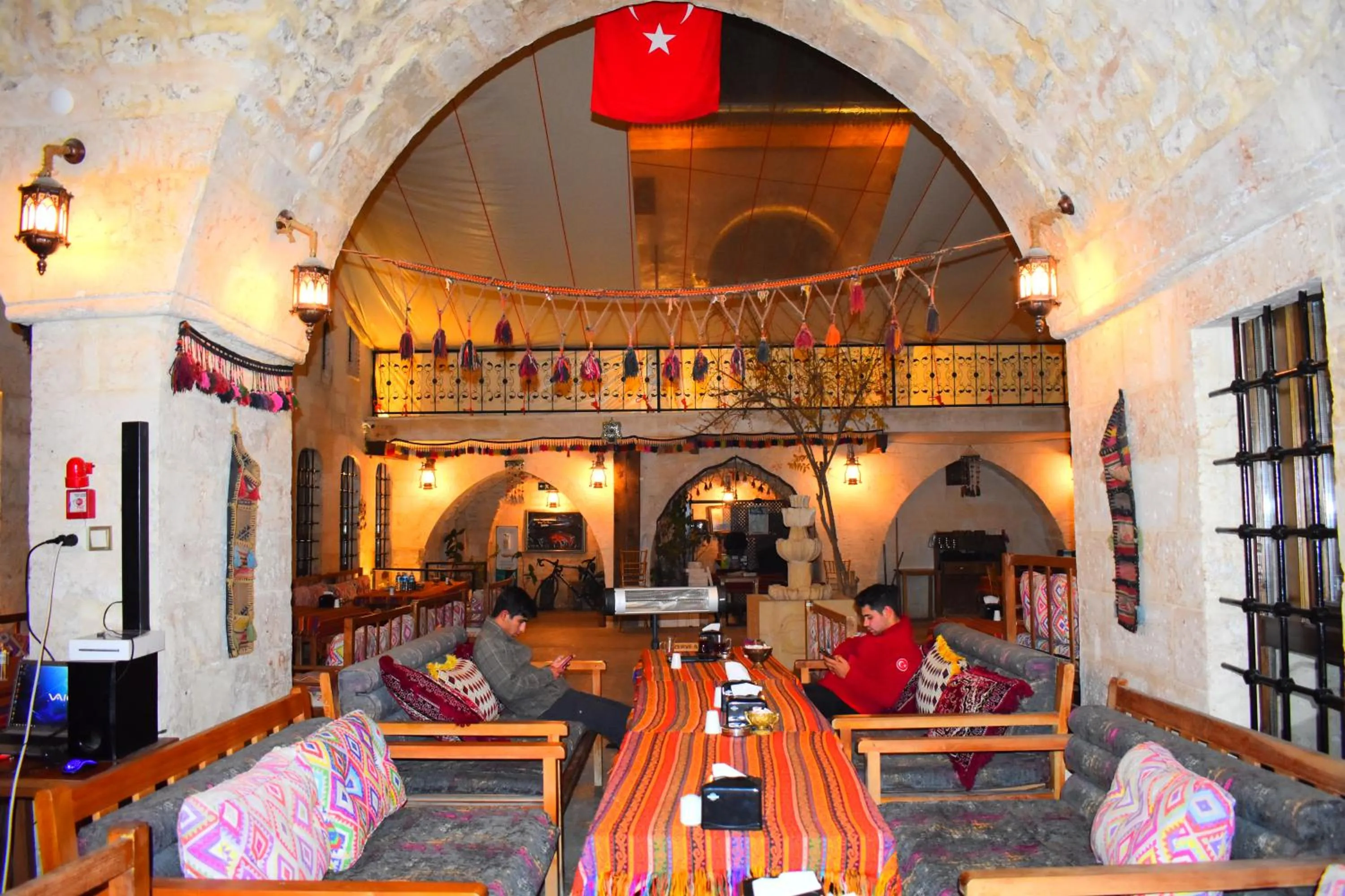 People in nahrin hote & art