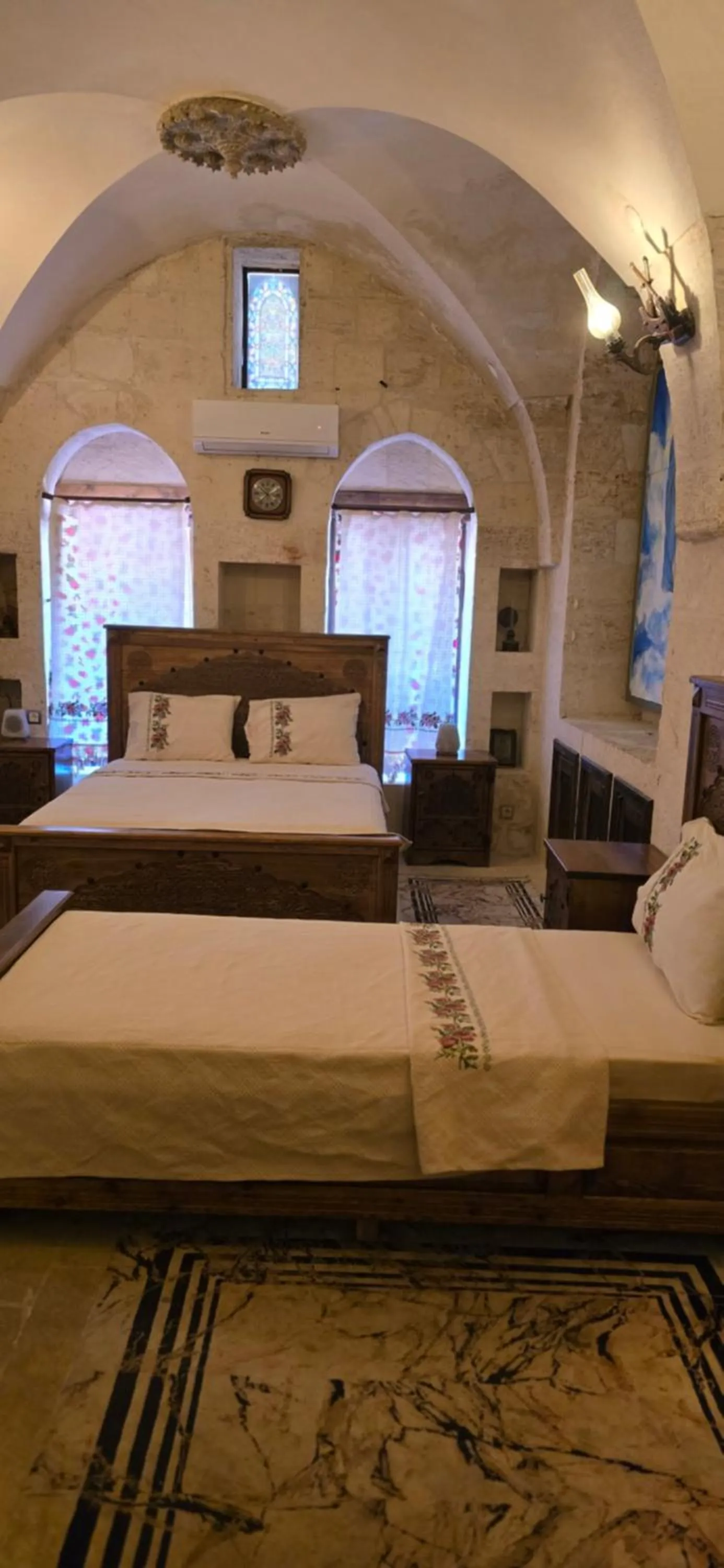 Bed in nahrin hote & art