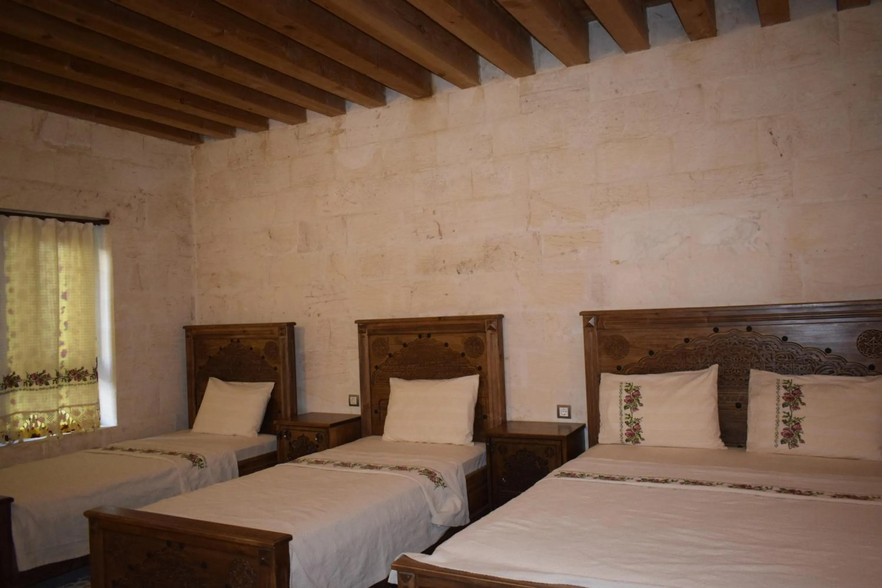 Bed in nahrin hote & art