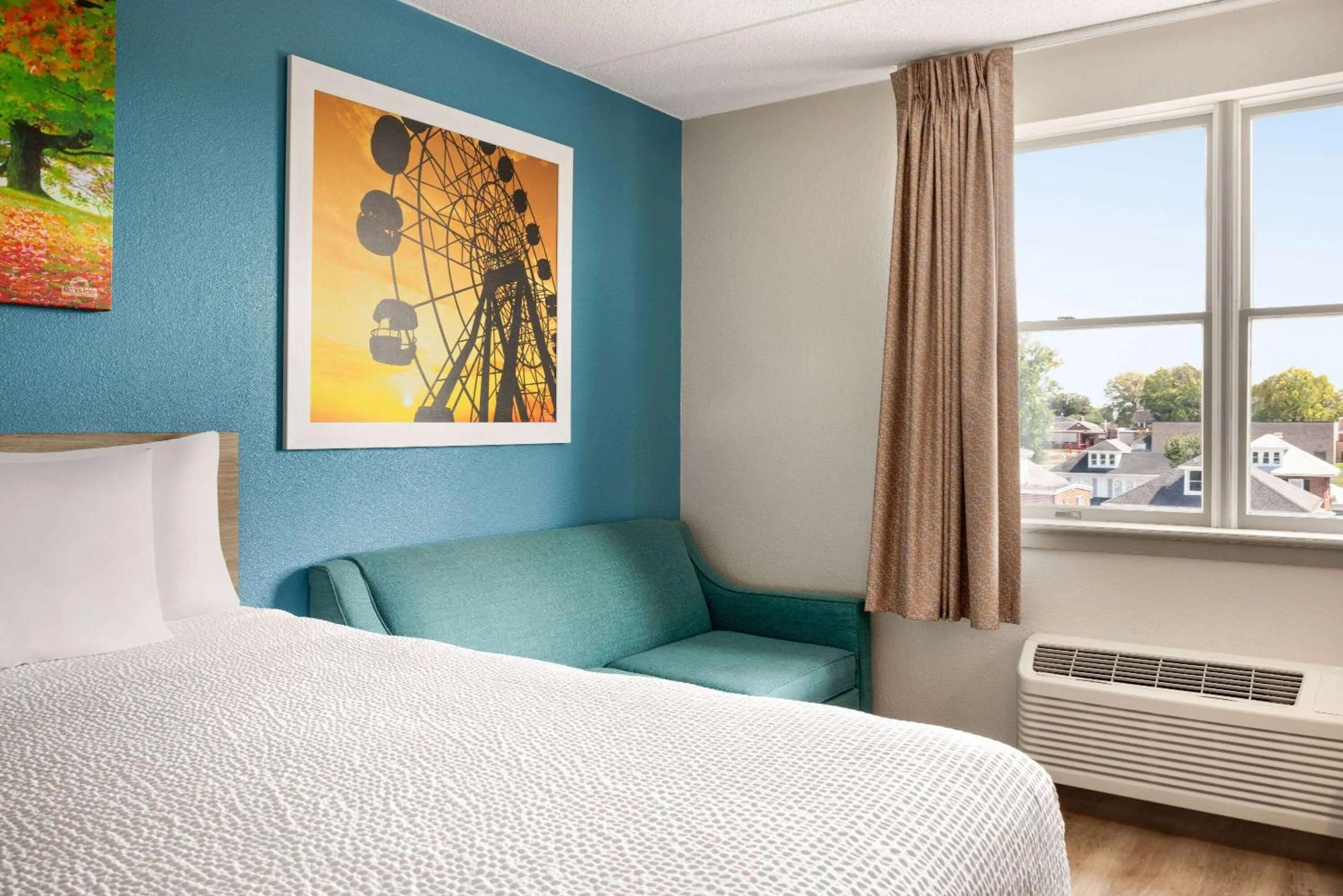 Photo of the whole room, Bed in Days Inn by Wyndham Hershey