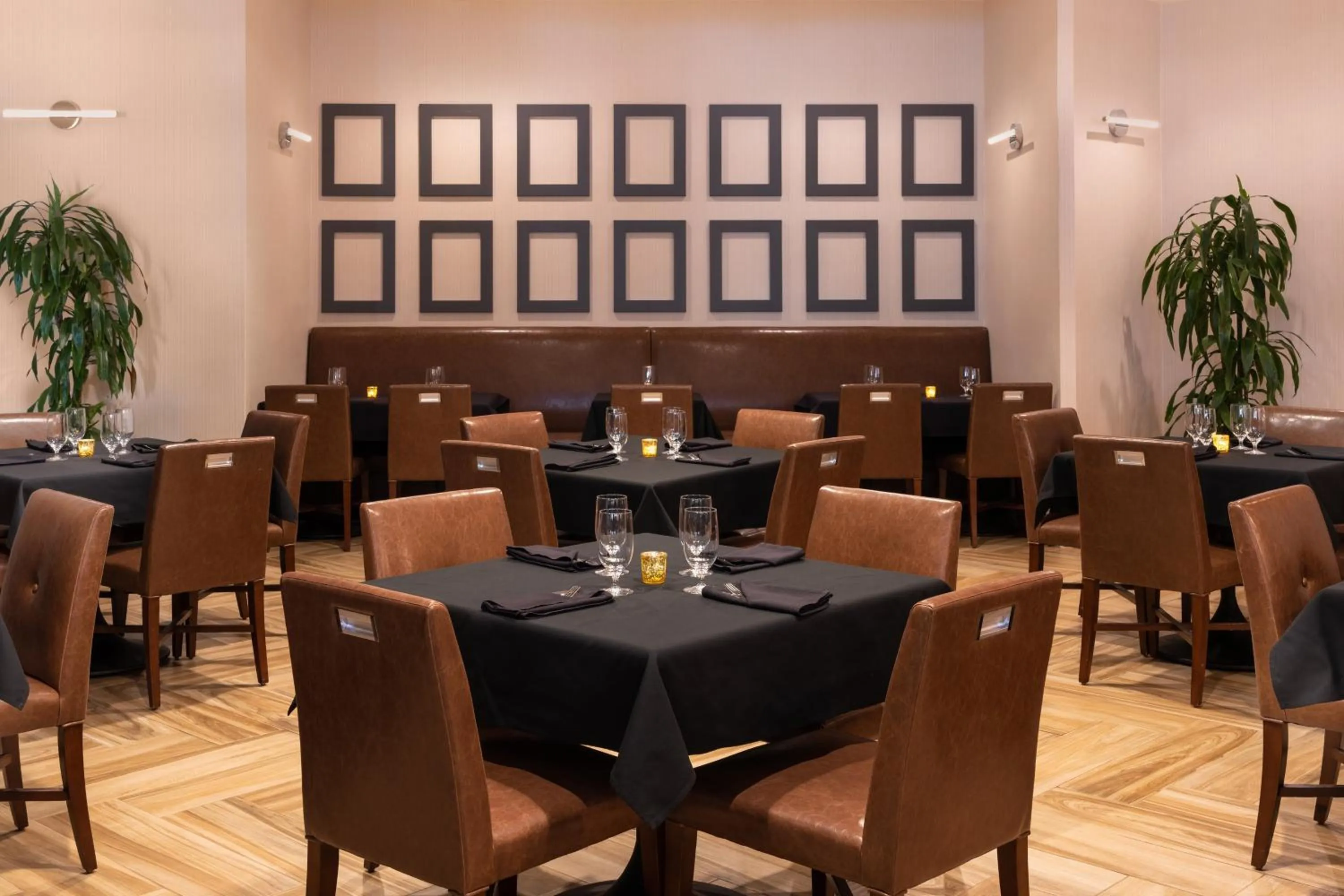 Restaurant/places to eat in Sheraton Detroit Novi