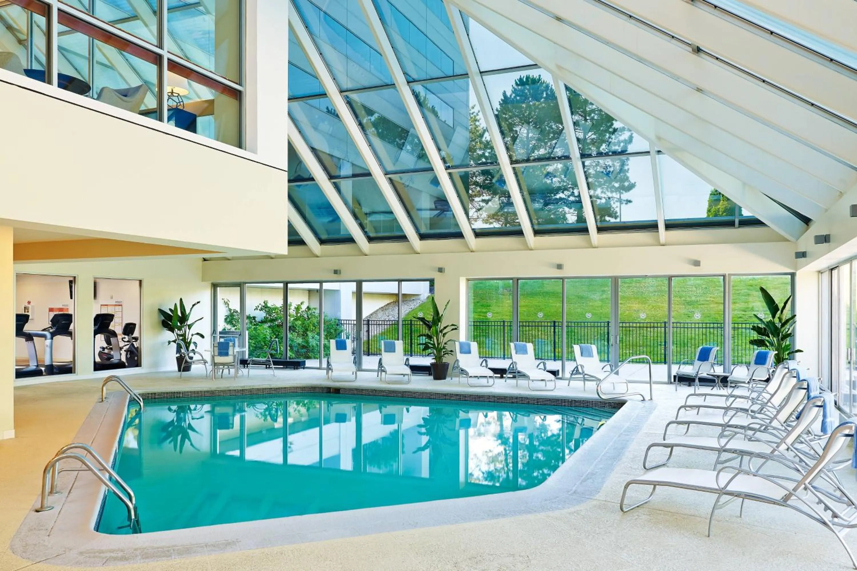 Swimming pool in Sheraton Detroit Novi