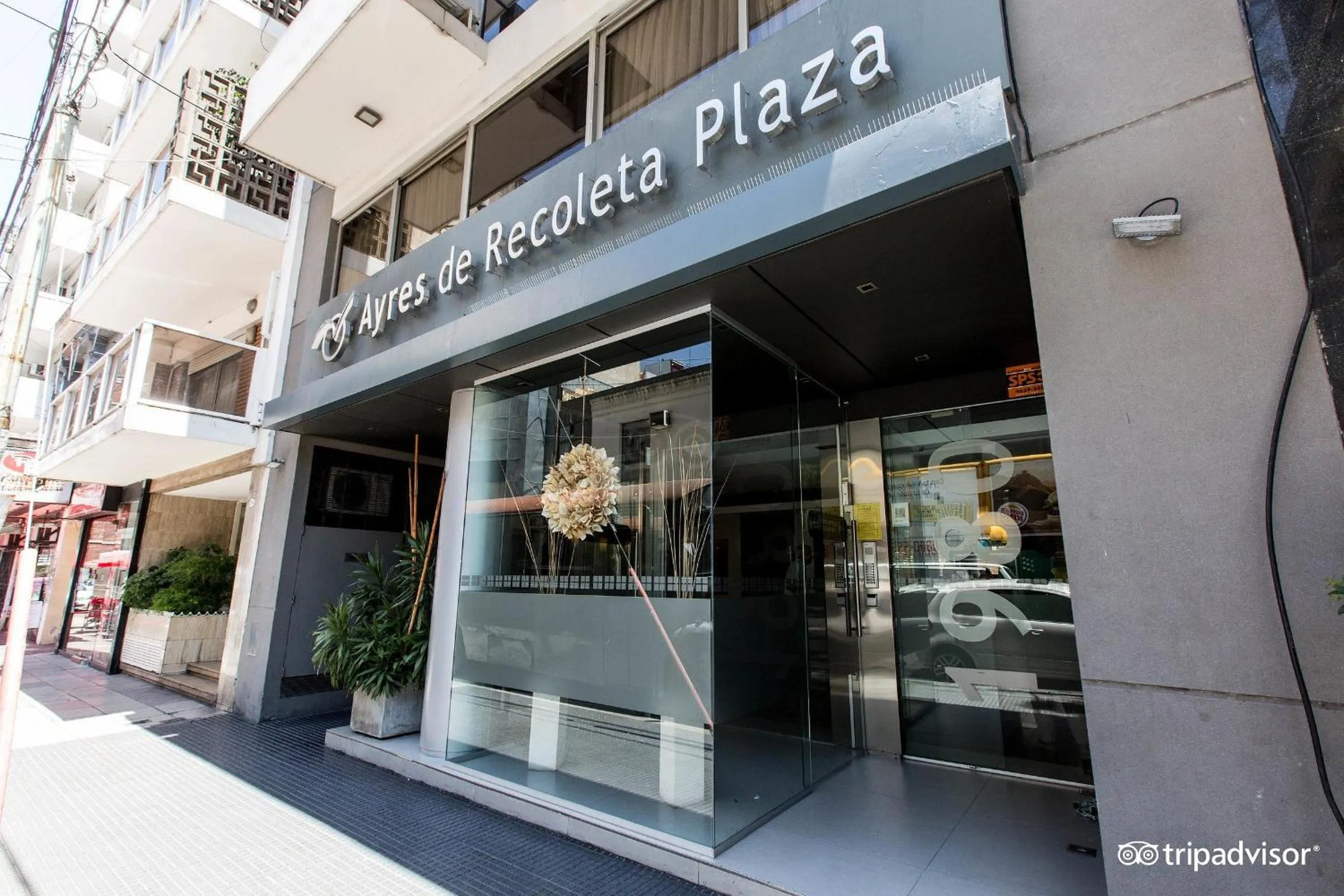 Facade/entrance in Ayres Apartments Recoleta - Guido 1980