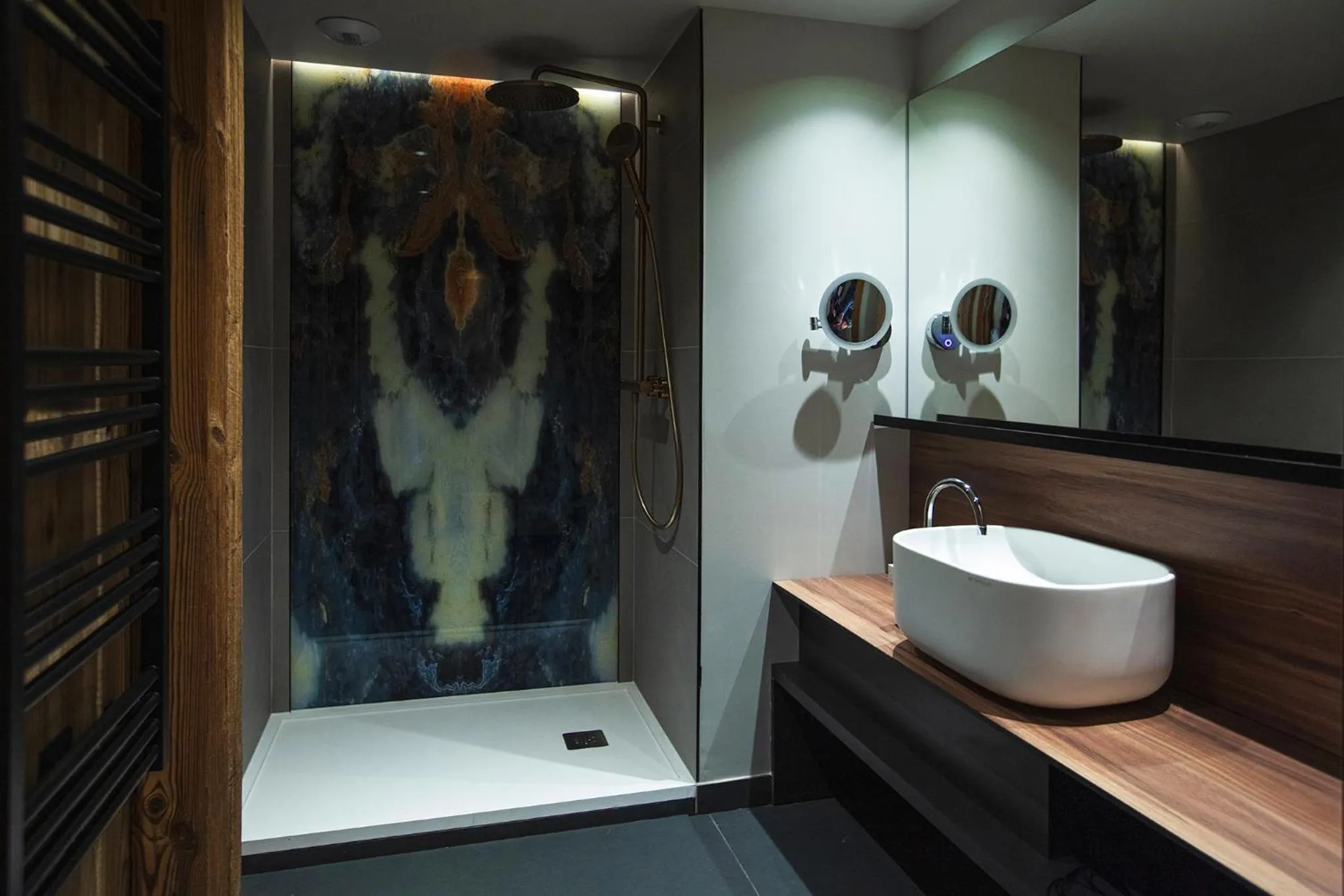 Shower in Hotel Beauregard