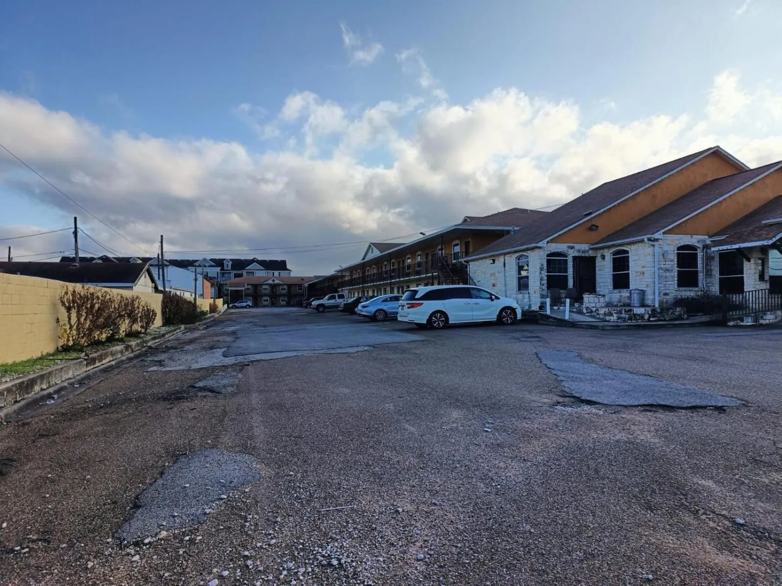 Parking in American Inn & Suites By Capital O Victoria US-59