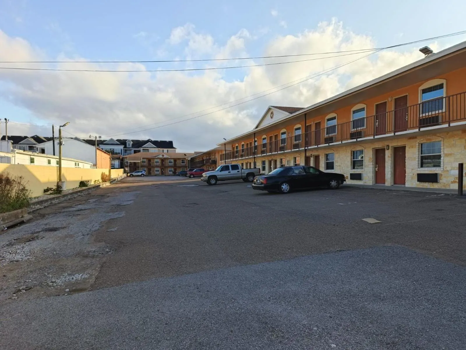 Parking in American Inn & Suites By Capital O Victoria US-59