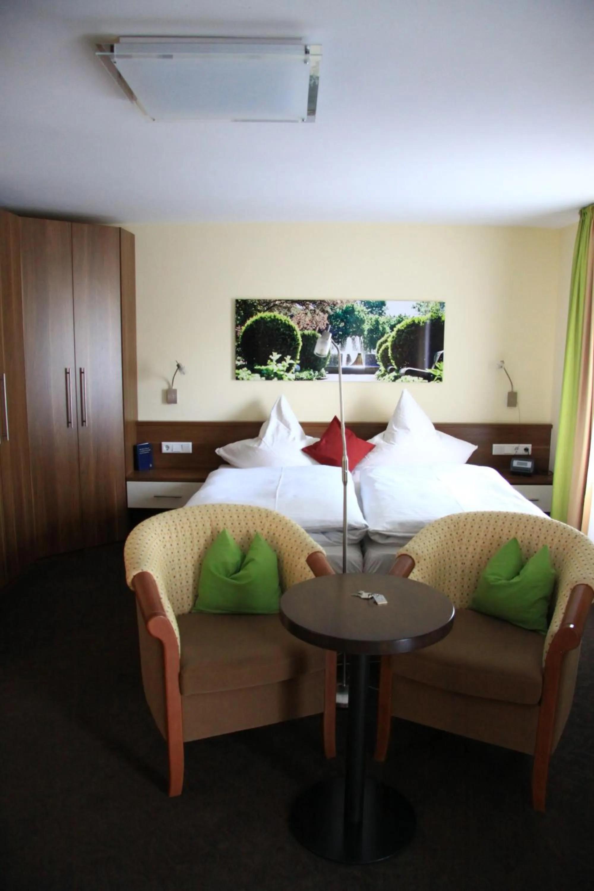 Photo of the whole room, Bed in Hotel Garni Vier Jahreszeiten