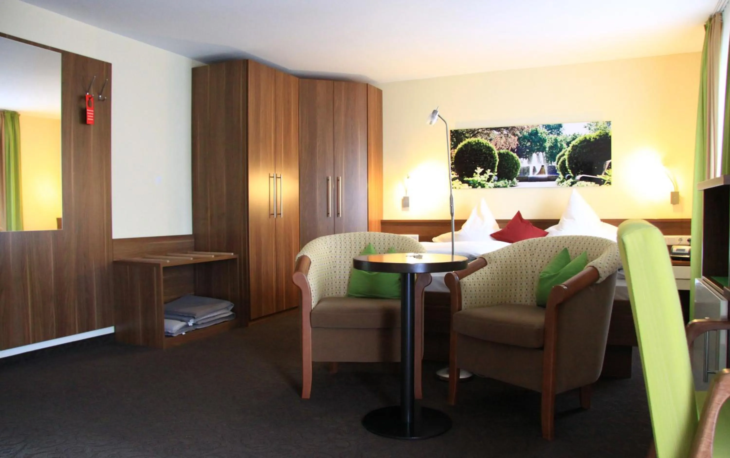 Photo of the whole room, Bed in Hotel Garni Vier Jahreszeiten