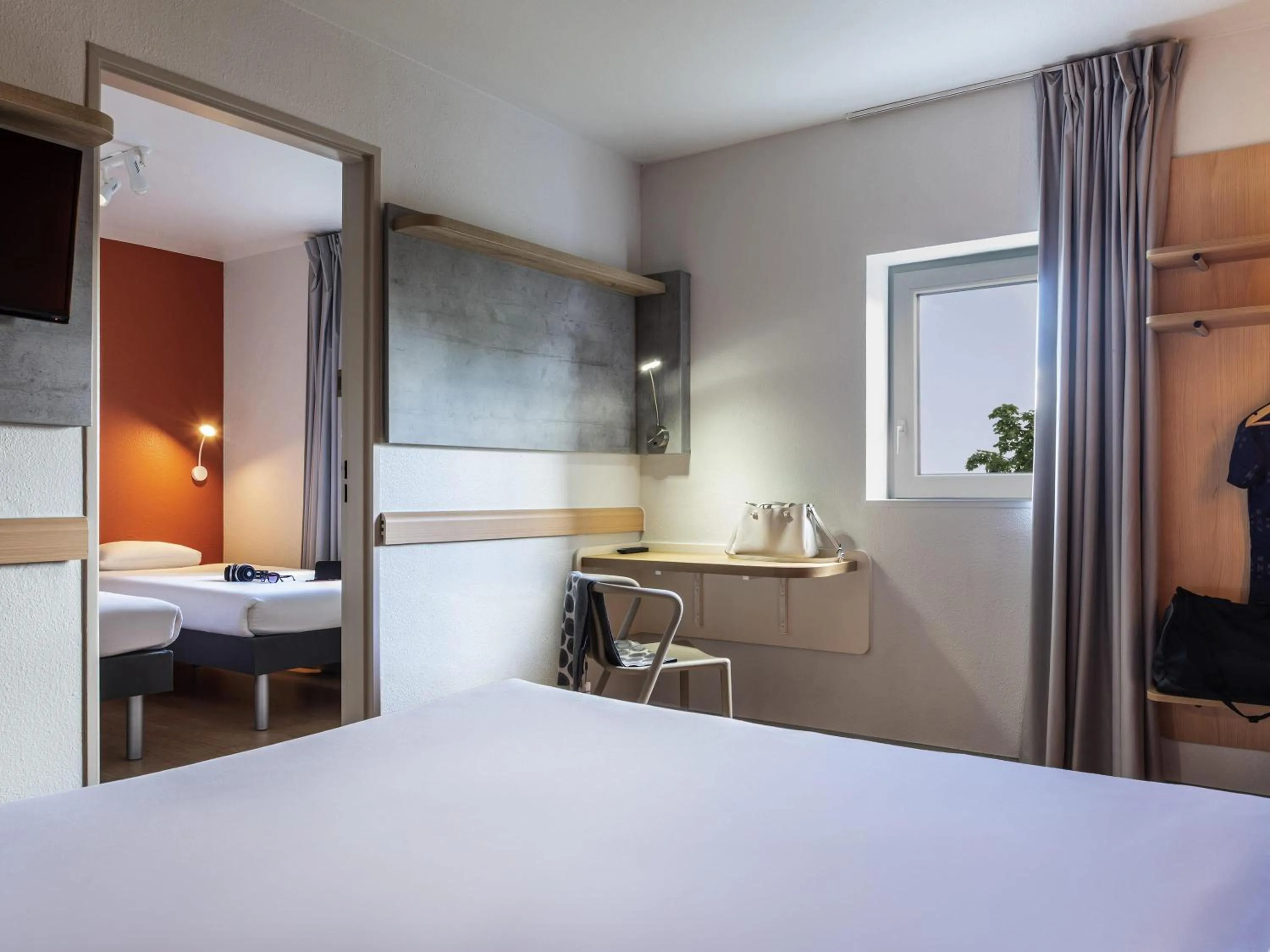 Bedroom, Bed in ibis budget Grigny Centre