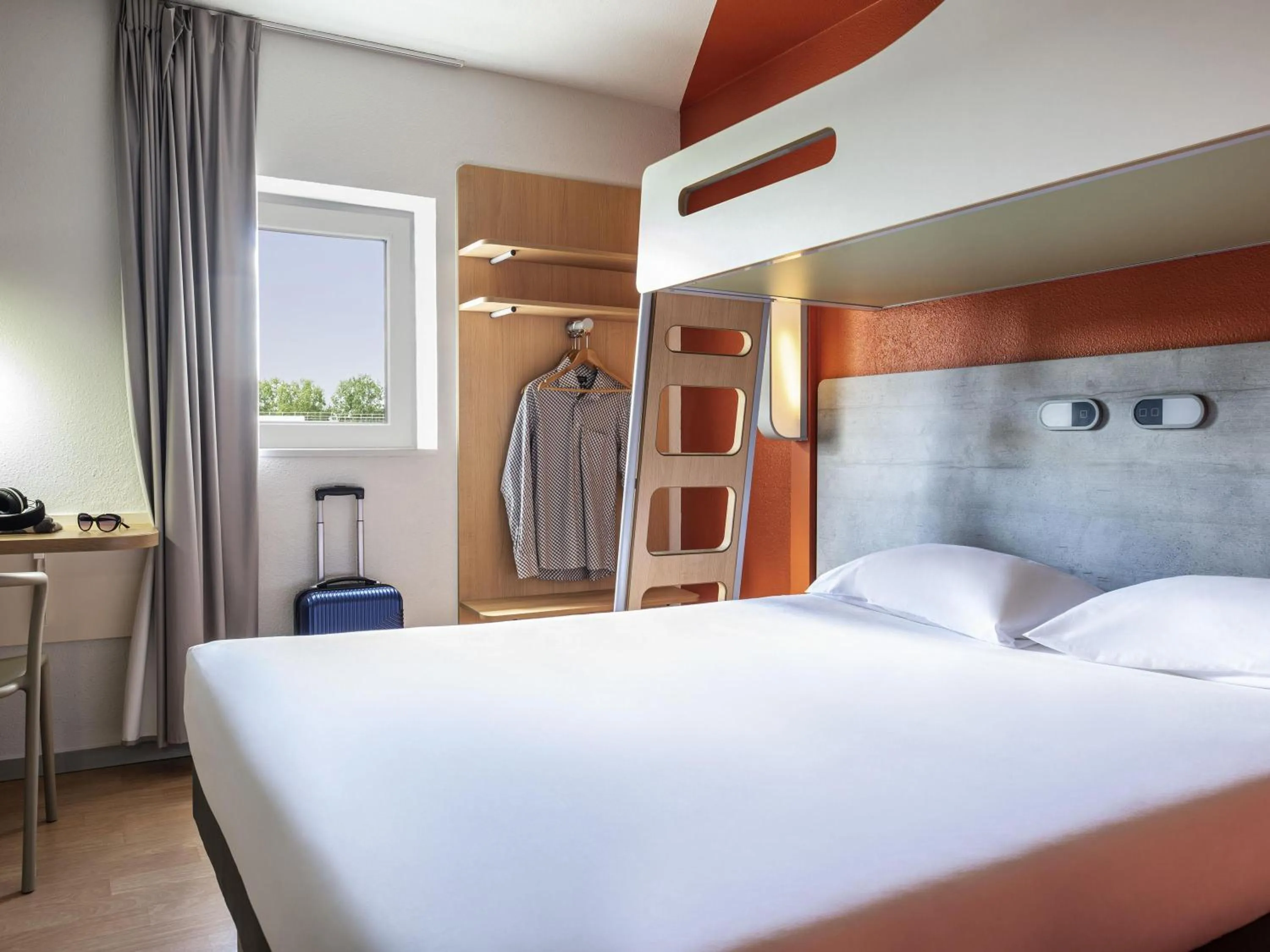 Bedroom, Bed in ibis budget Grigny Centre