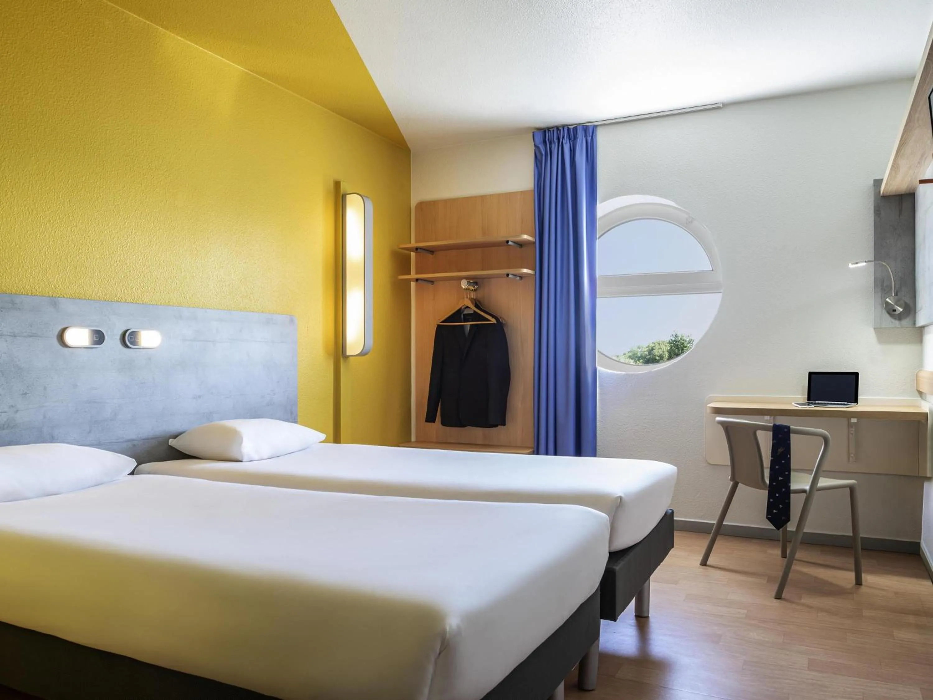 Bedroom, Bed in ibis budget Grigny Centre