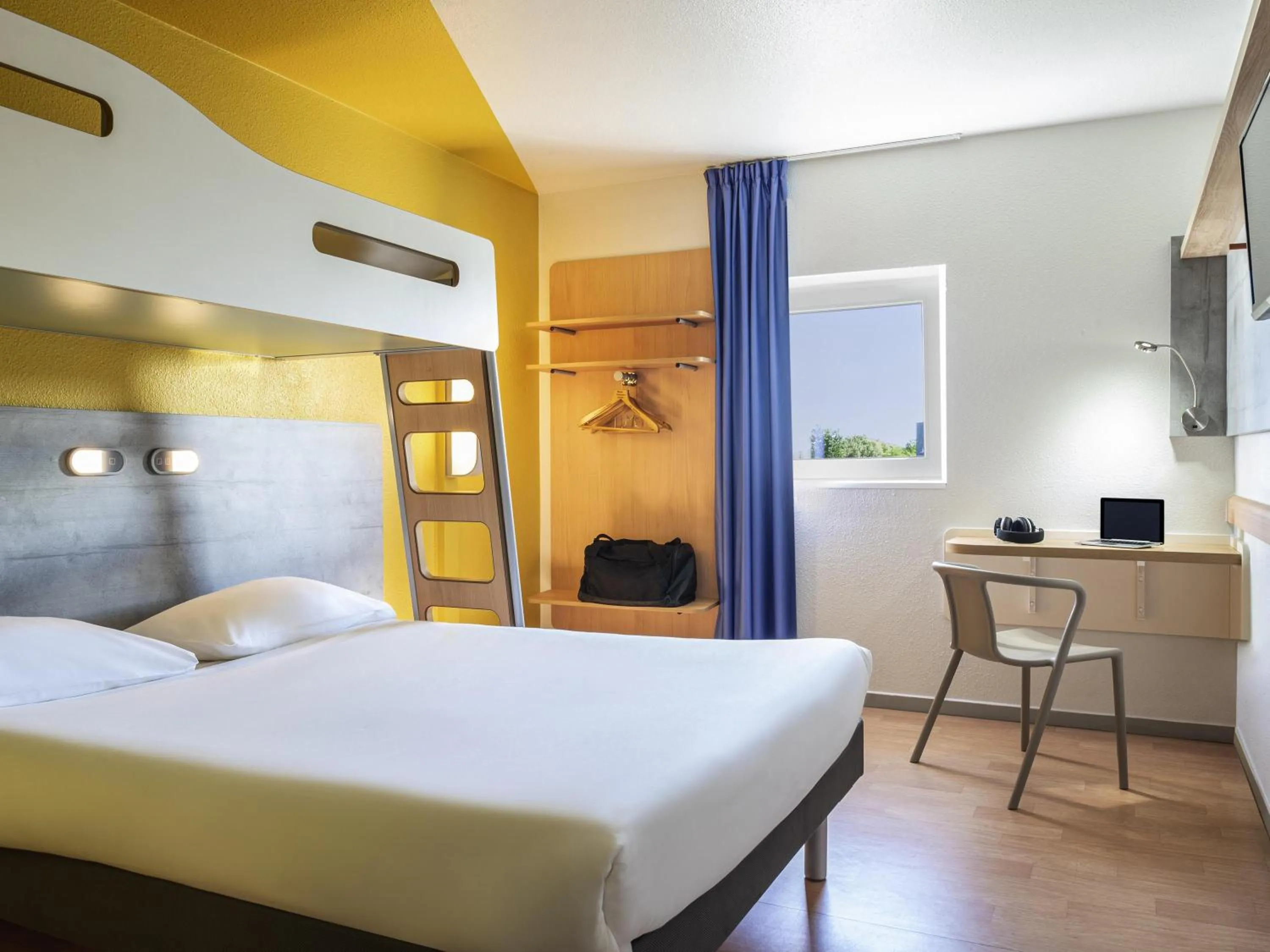 Bedroom, Bed in ibis budget Grigny Centre