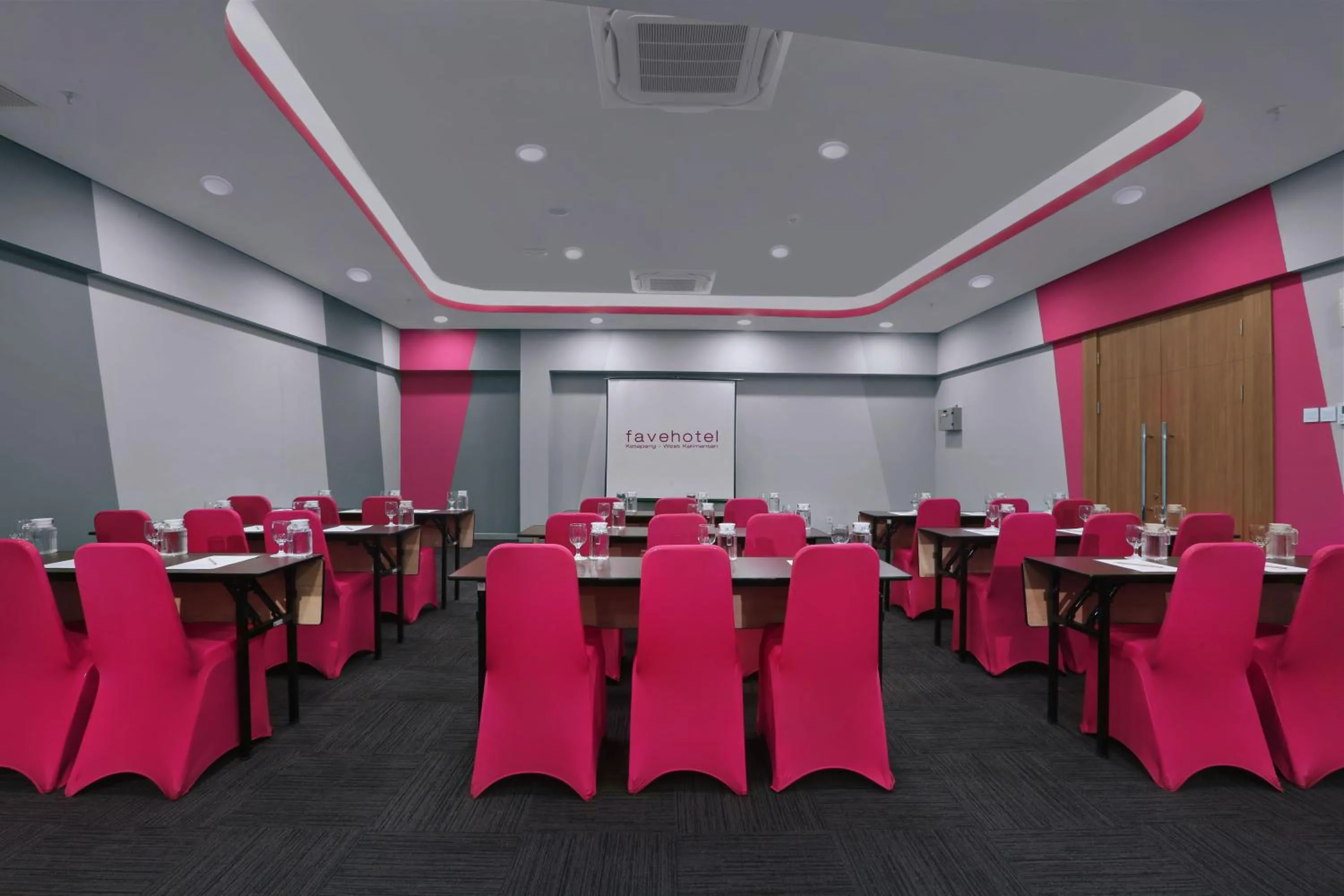 Meeting/conference room in favehotel Ketapang