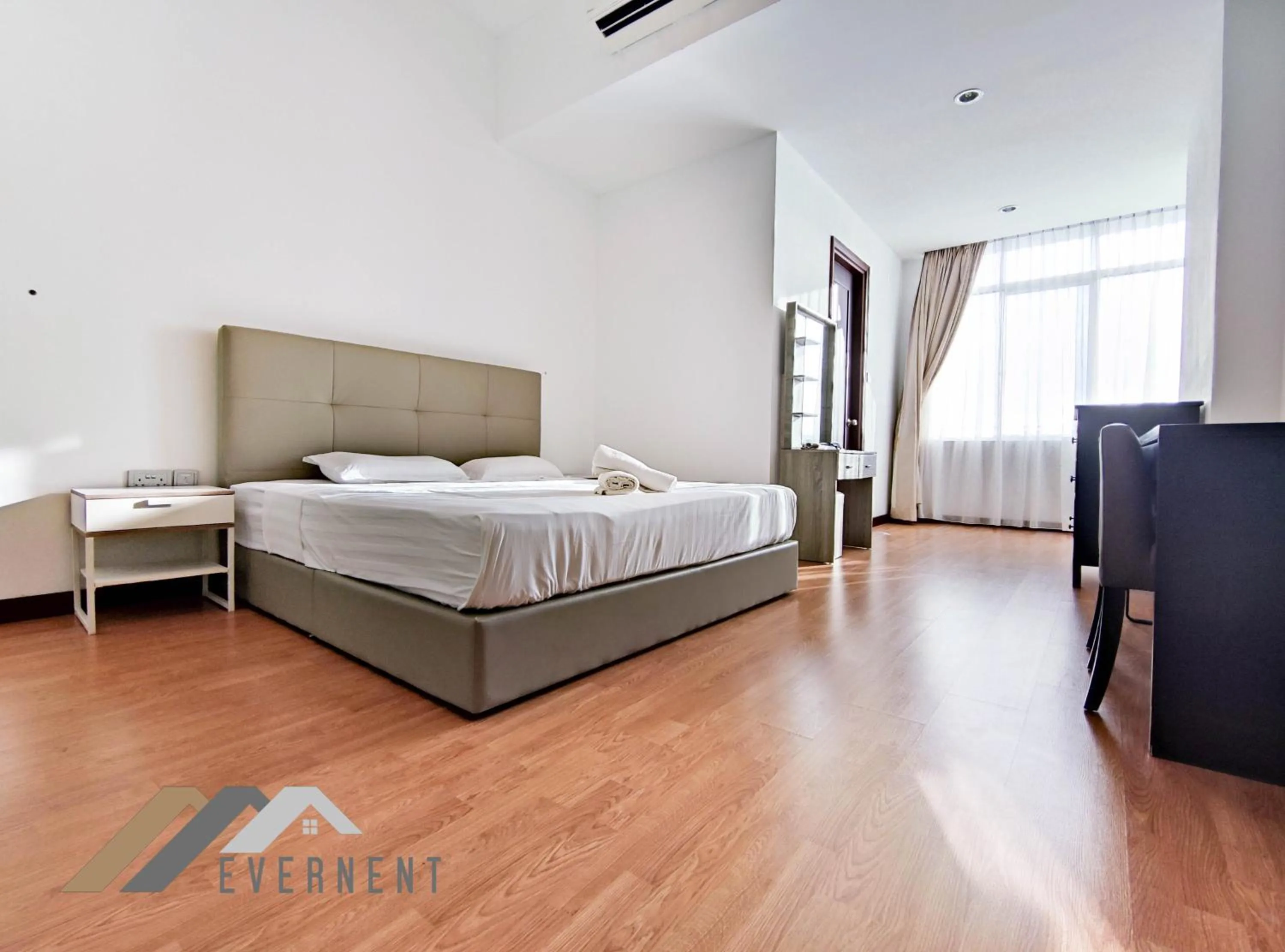 Bedroom, Bed in Bay Resort by Evernent