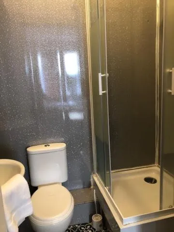 Bathroom in Renfrew rooms at City Centre