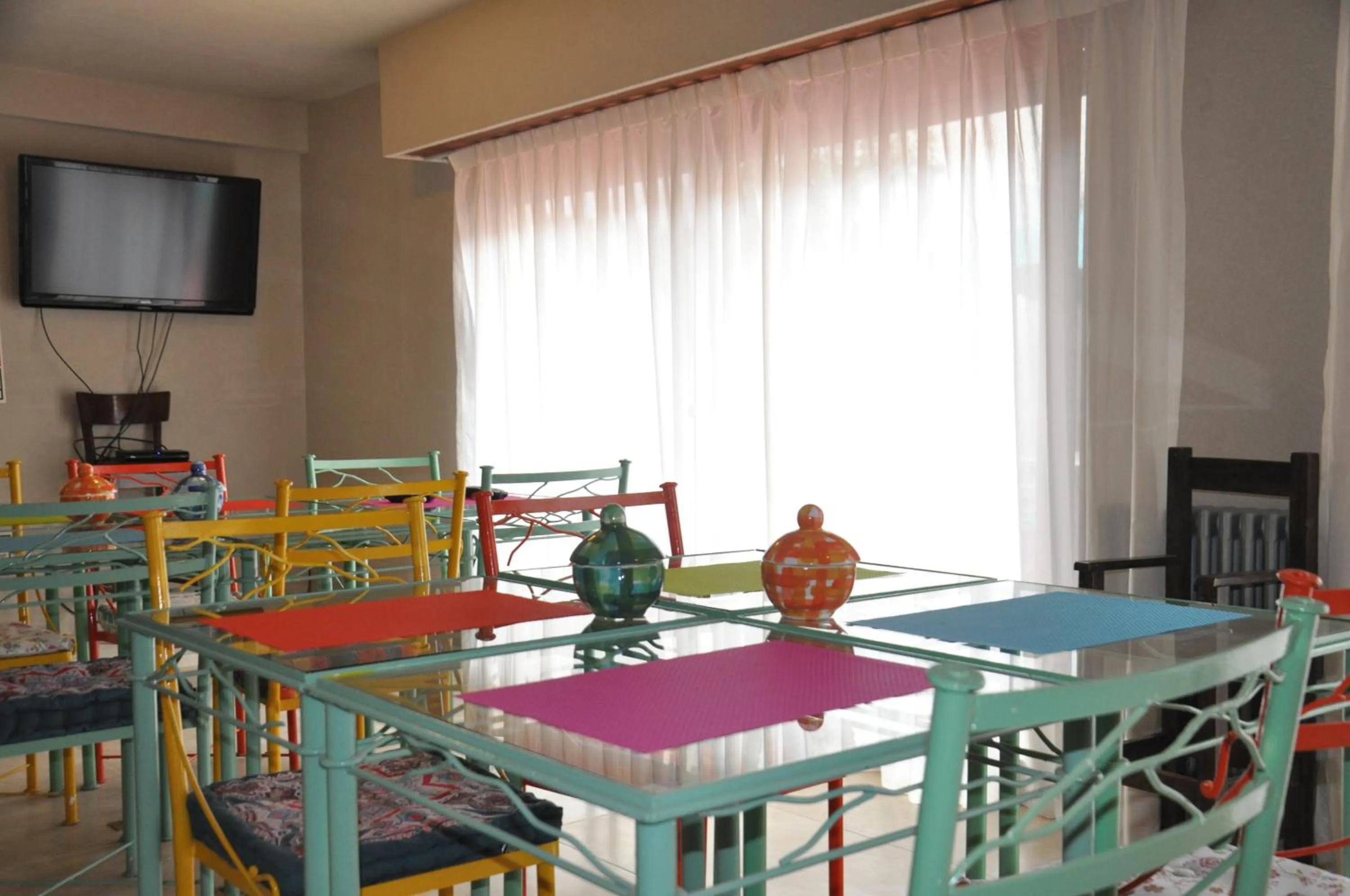 Communal lounge/ TV room in Hotel Victoria