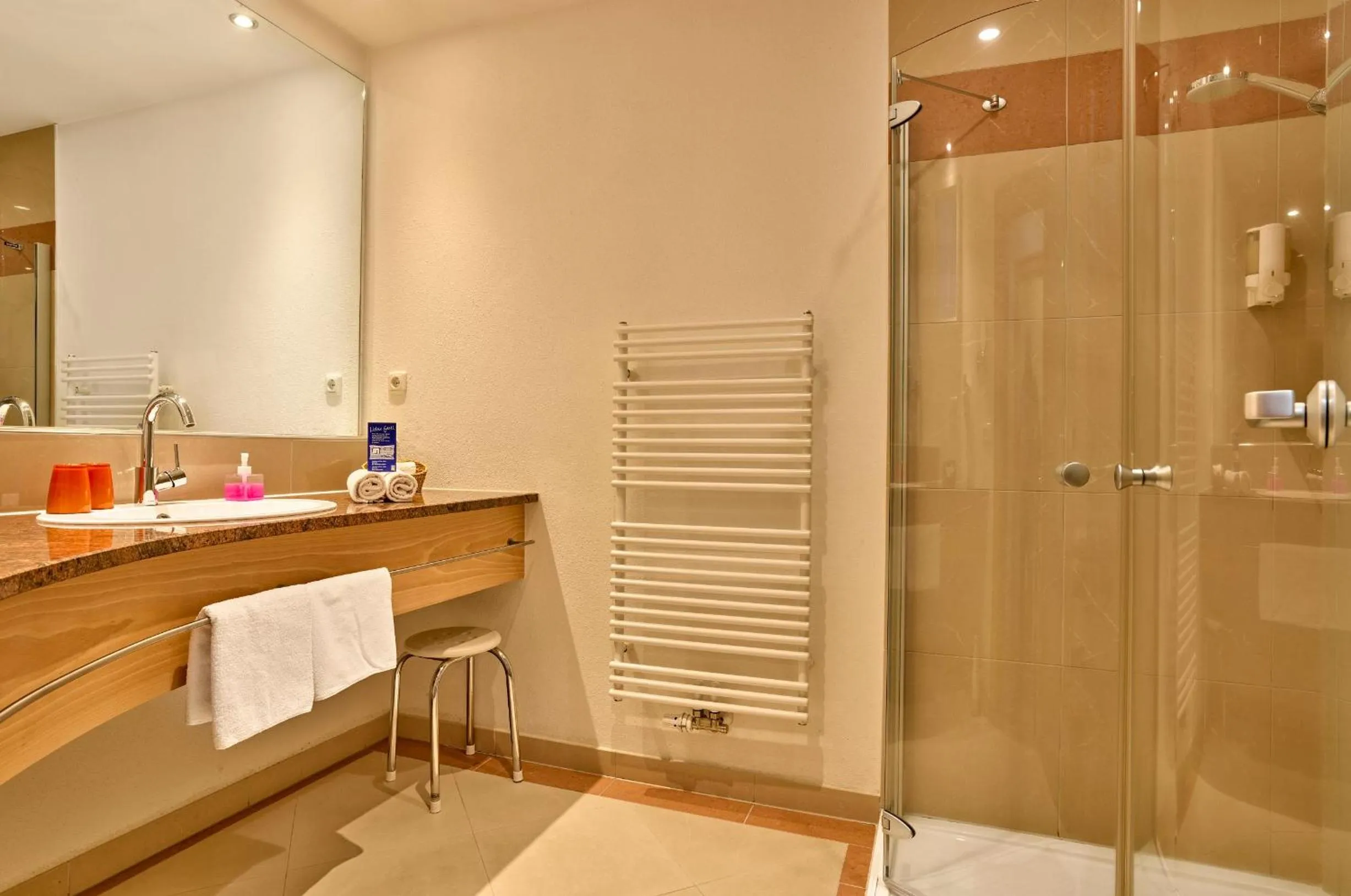 Shower in Panoramahotel Grobauer