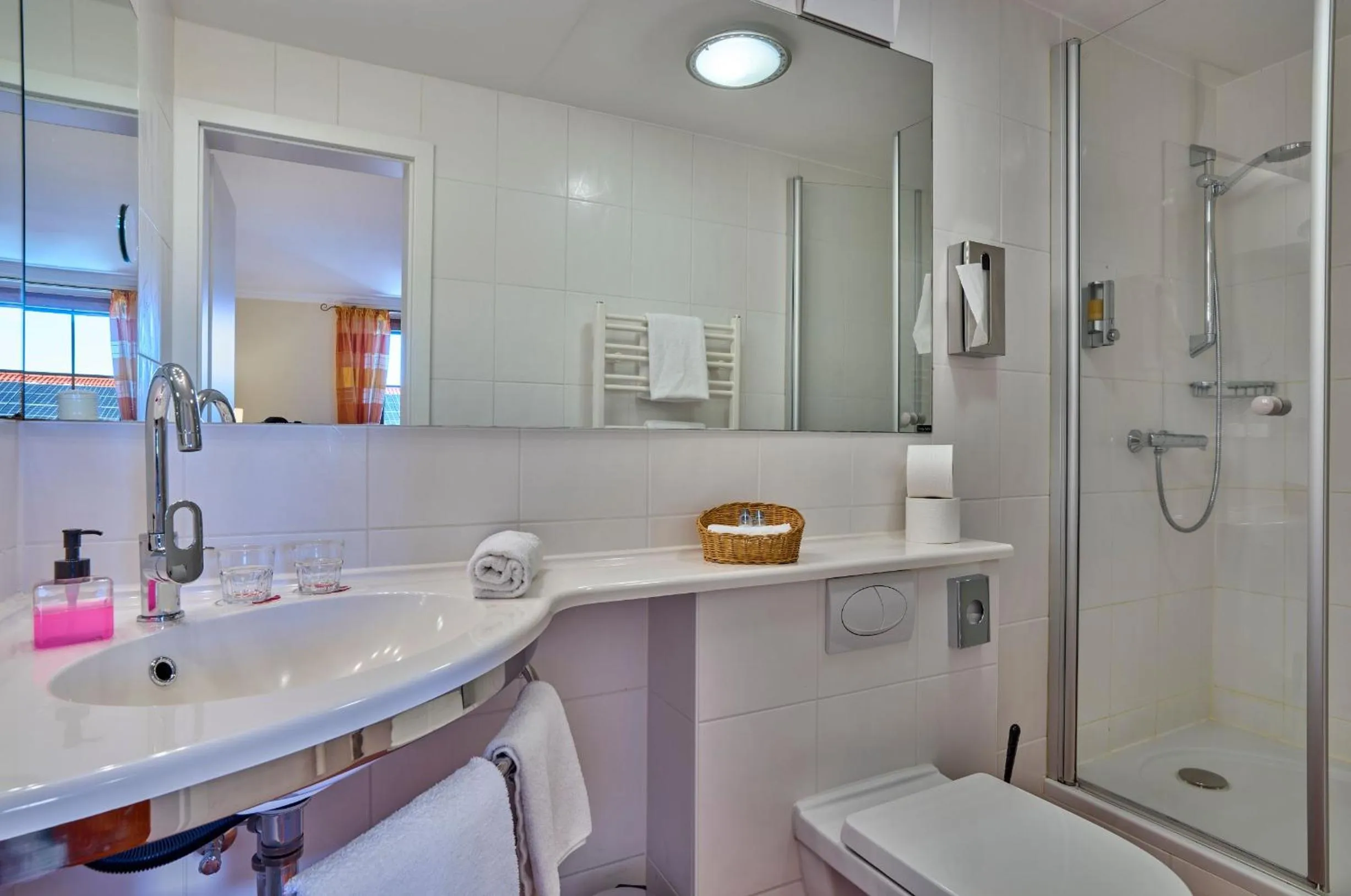 Shower in Panoramahotel Grobauer