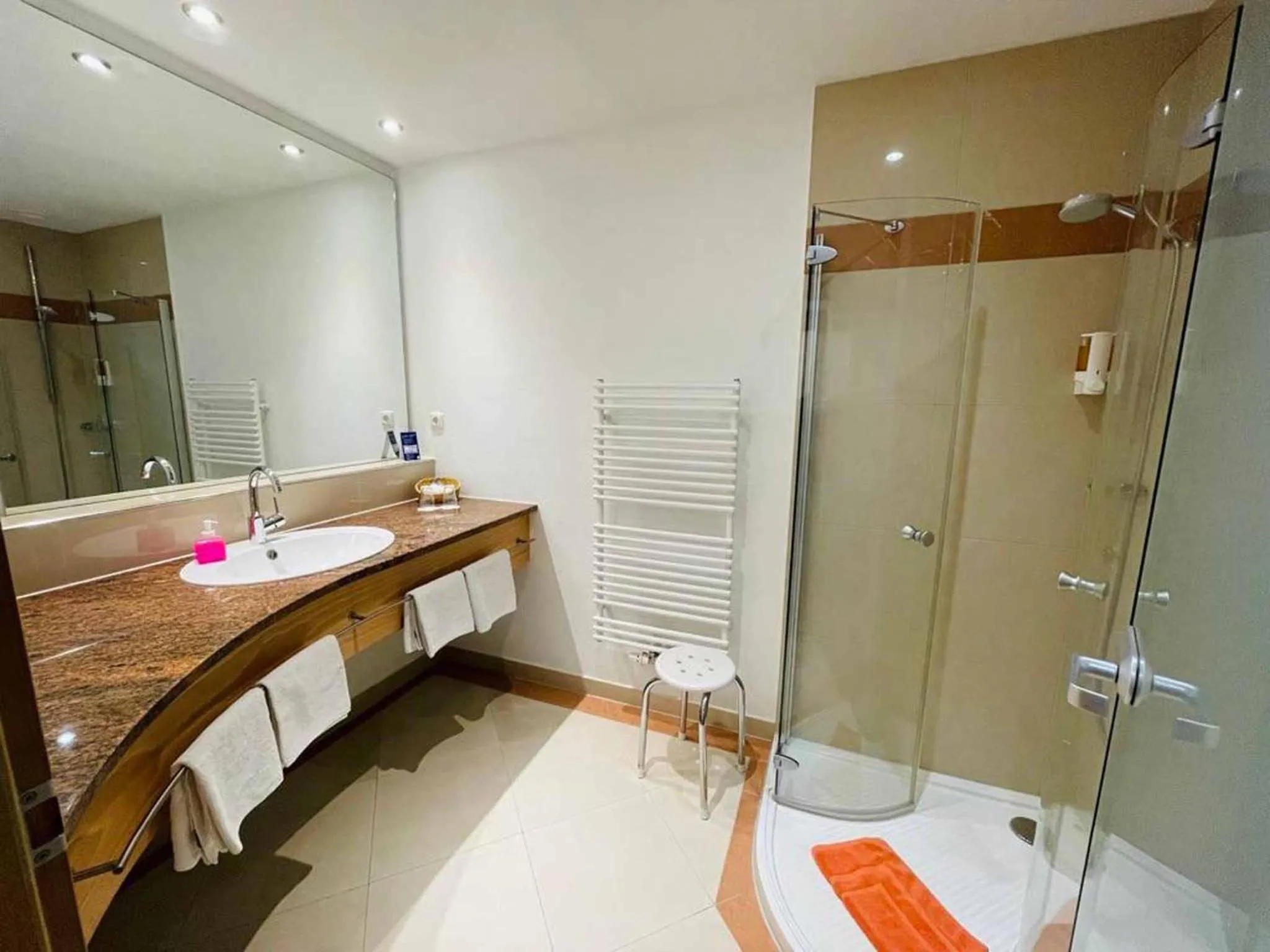 Shower in Panoramahotel Grobauer