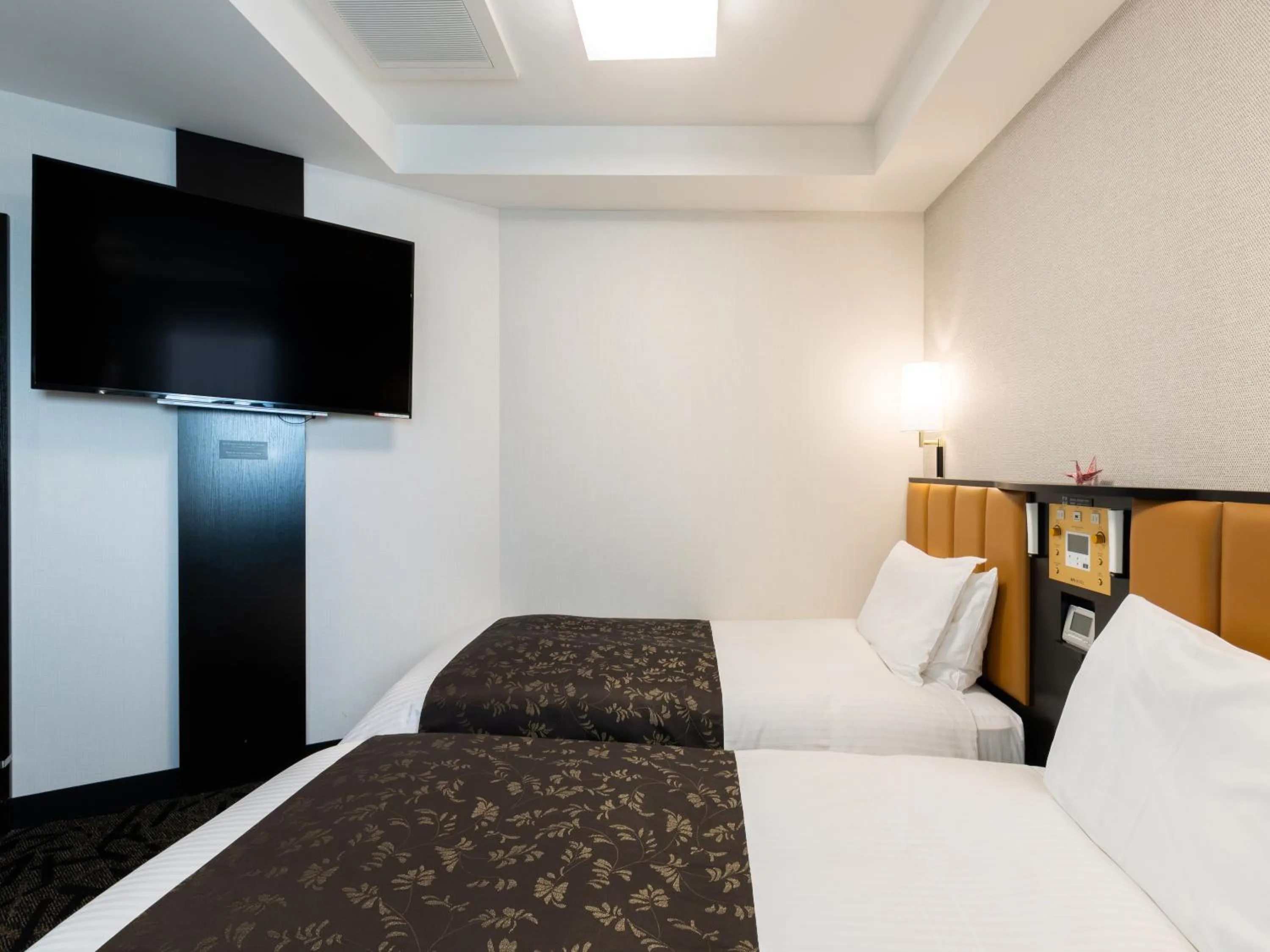 Photo of the whole room, Bed in APA Hotel Takaoka Ekimae