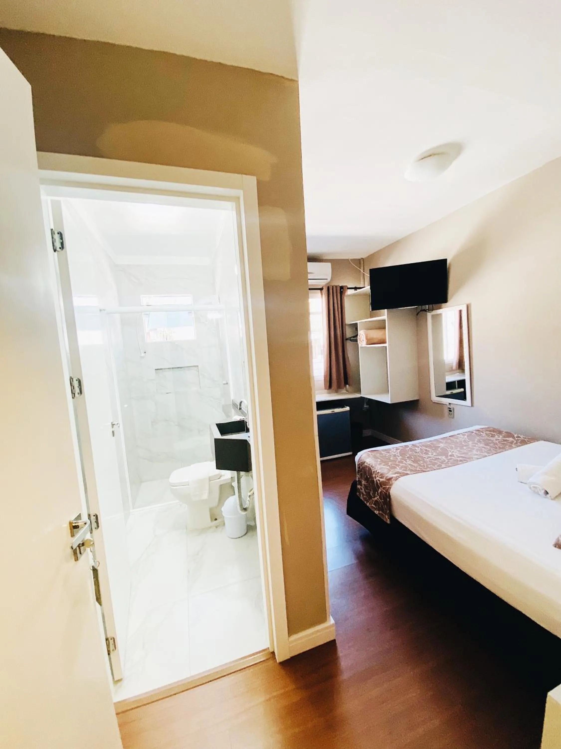 Photo of the whole room, Bed in Hotel Lorimar