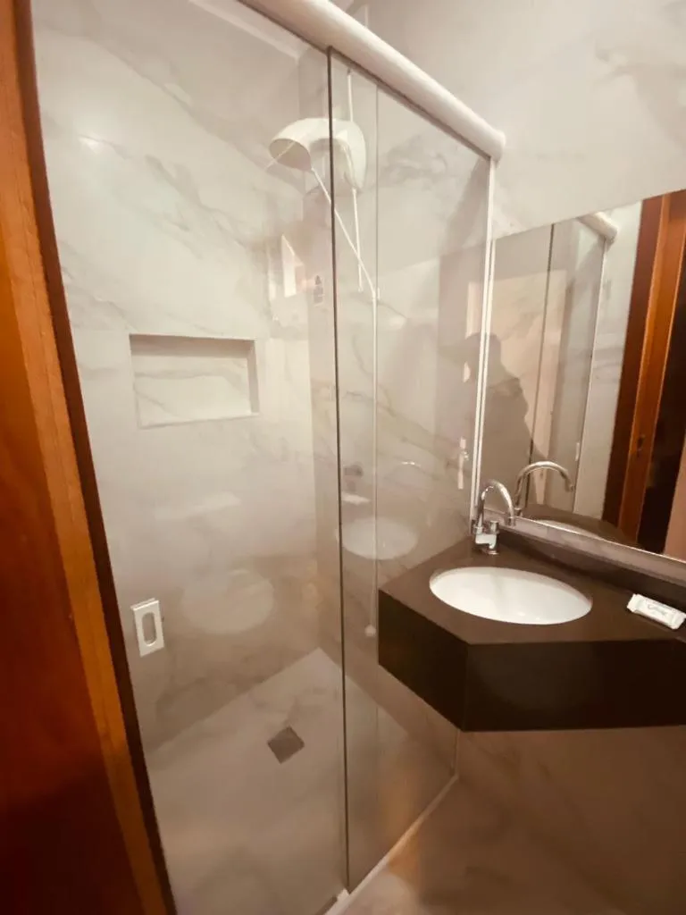 Shower in Hotel Lorimar