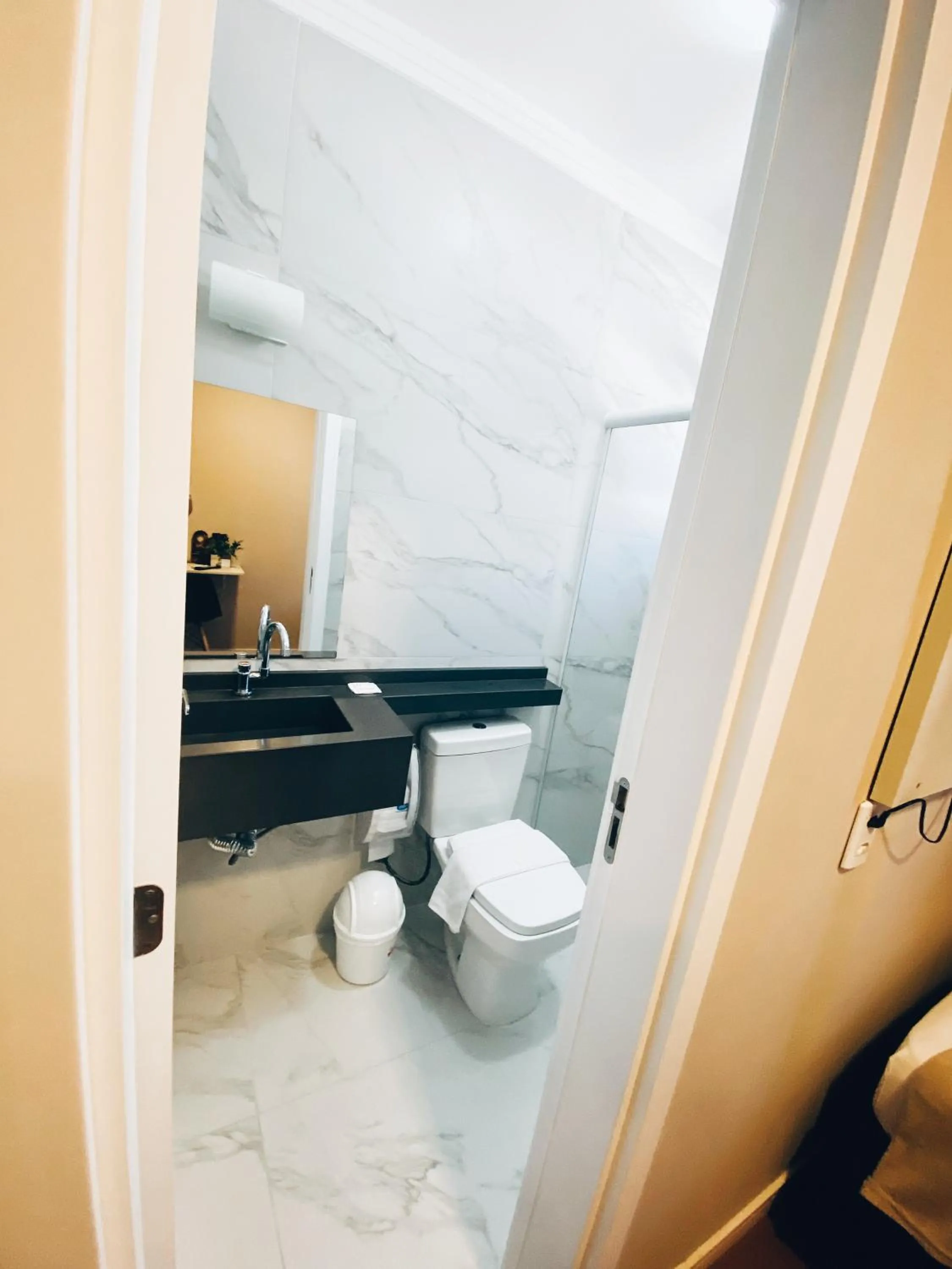 Toilet in Hotel Lorimar