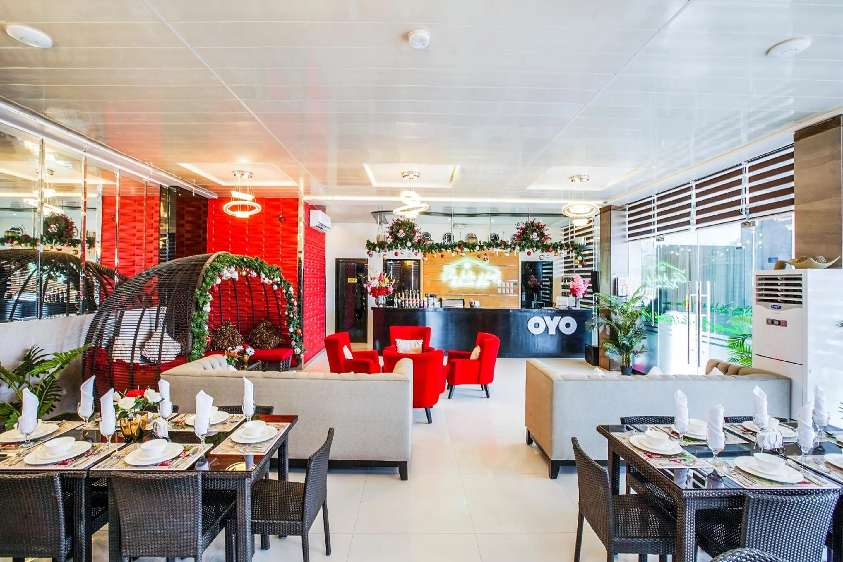 Restaurant/places to eat in OYO 489 Casa Mia Hotel Suites