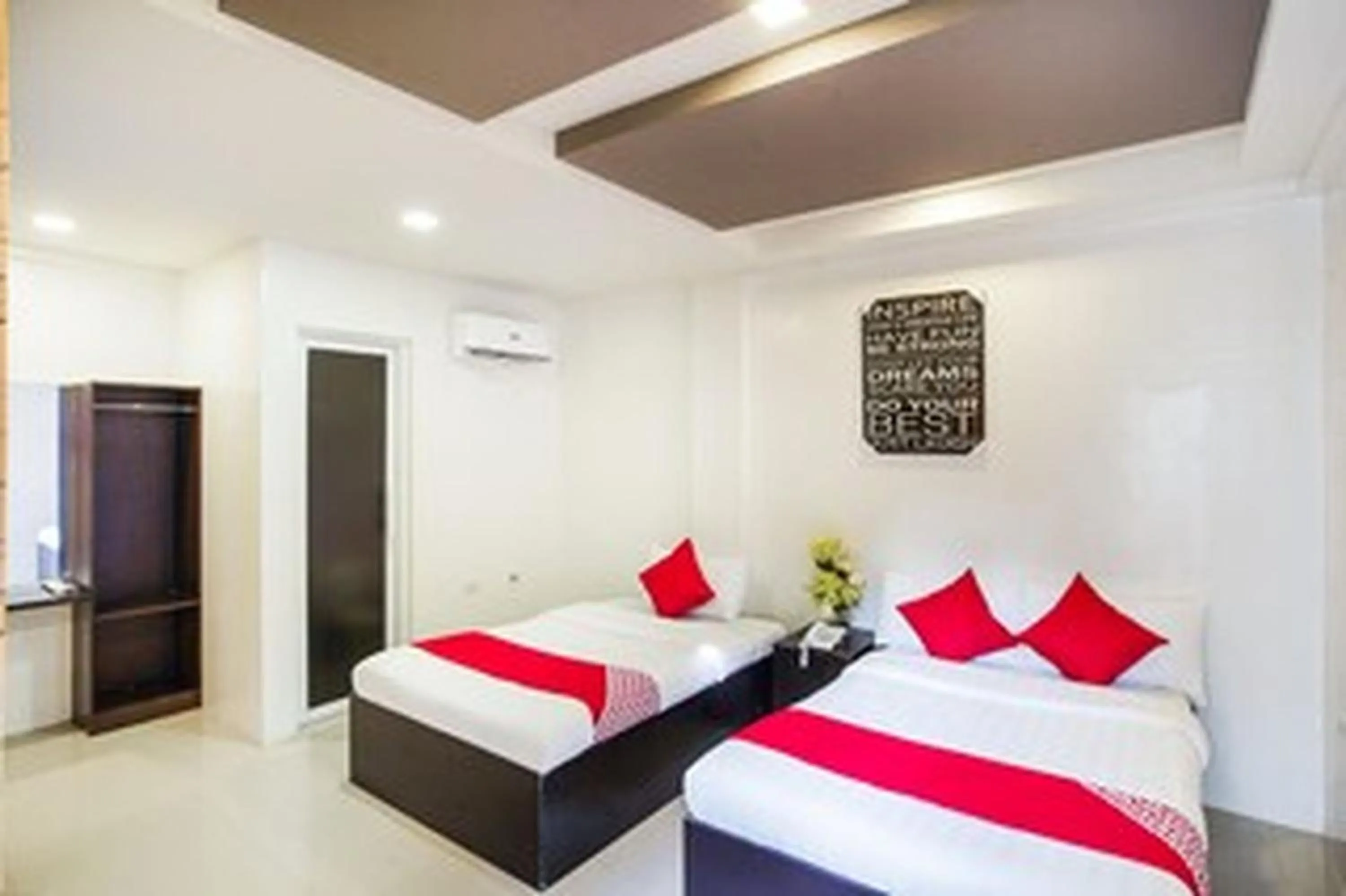 Bed in OYO 489 Casa Mia Hotel Suites