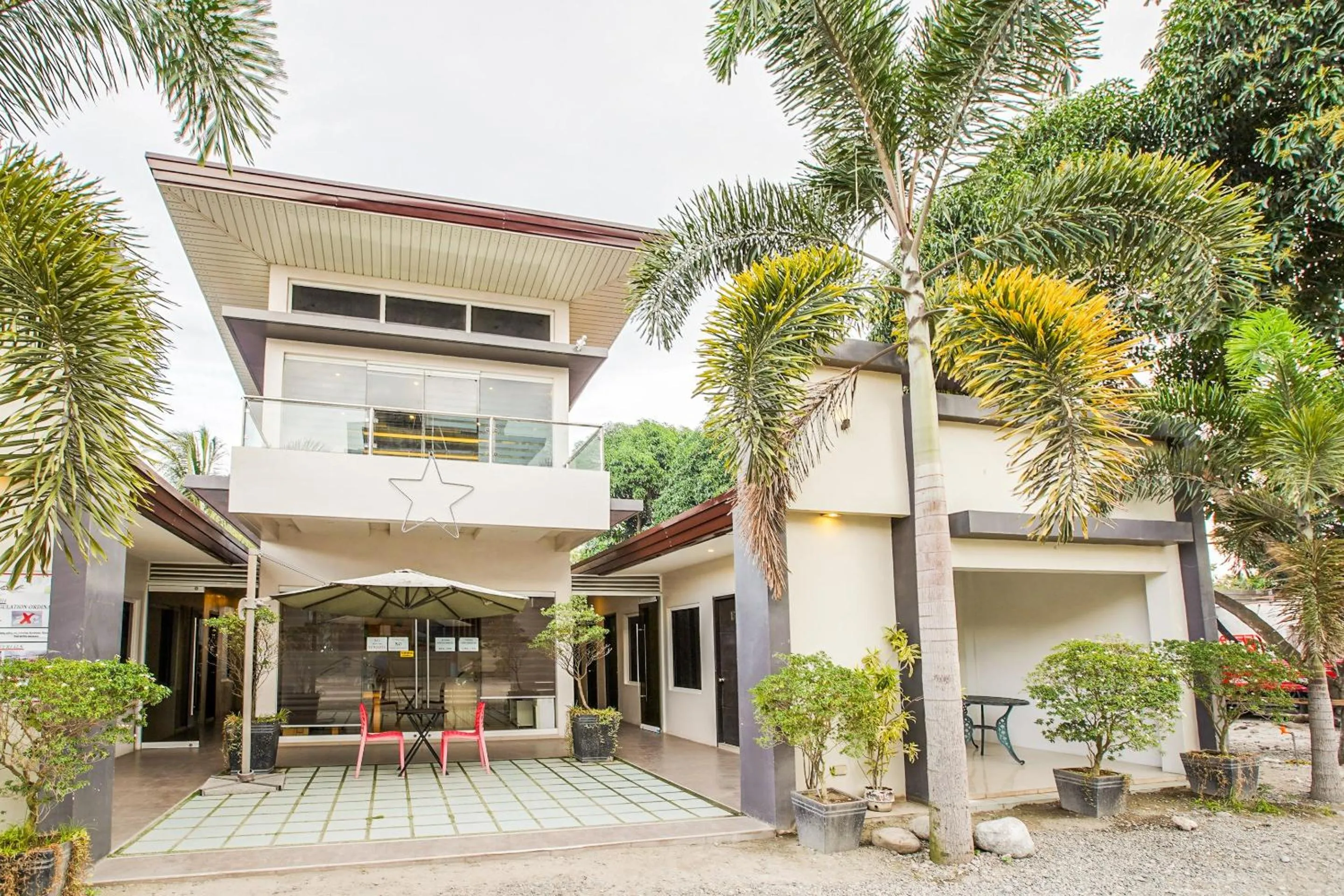Facade/entrance in OYO 489 Casa Mia Hotel Suites