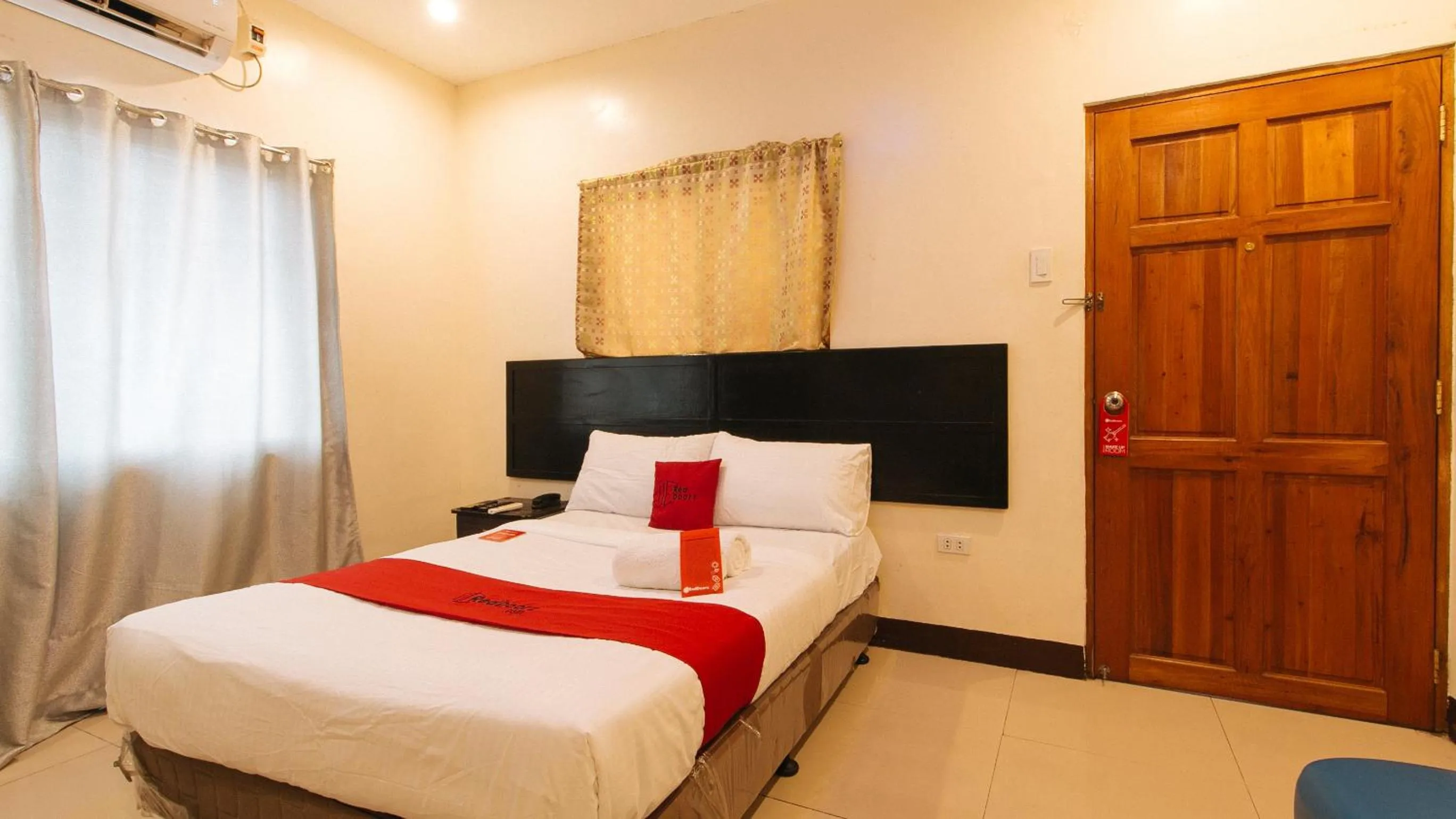 Bedroom, Bed in RedDoorz at V-Cat Apartelle Sampaloc Manila