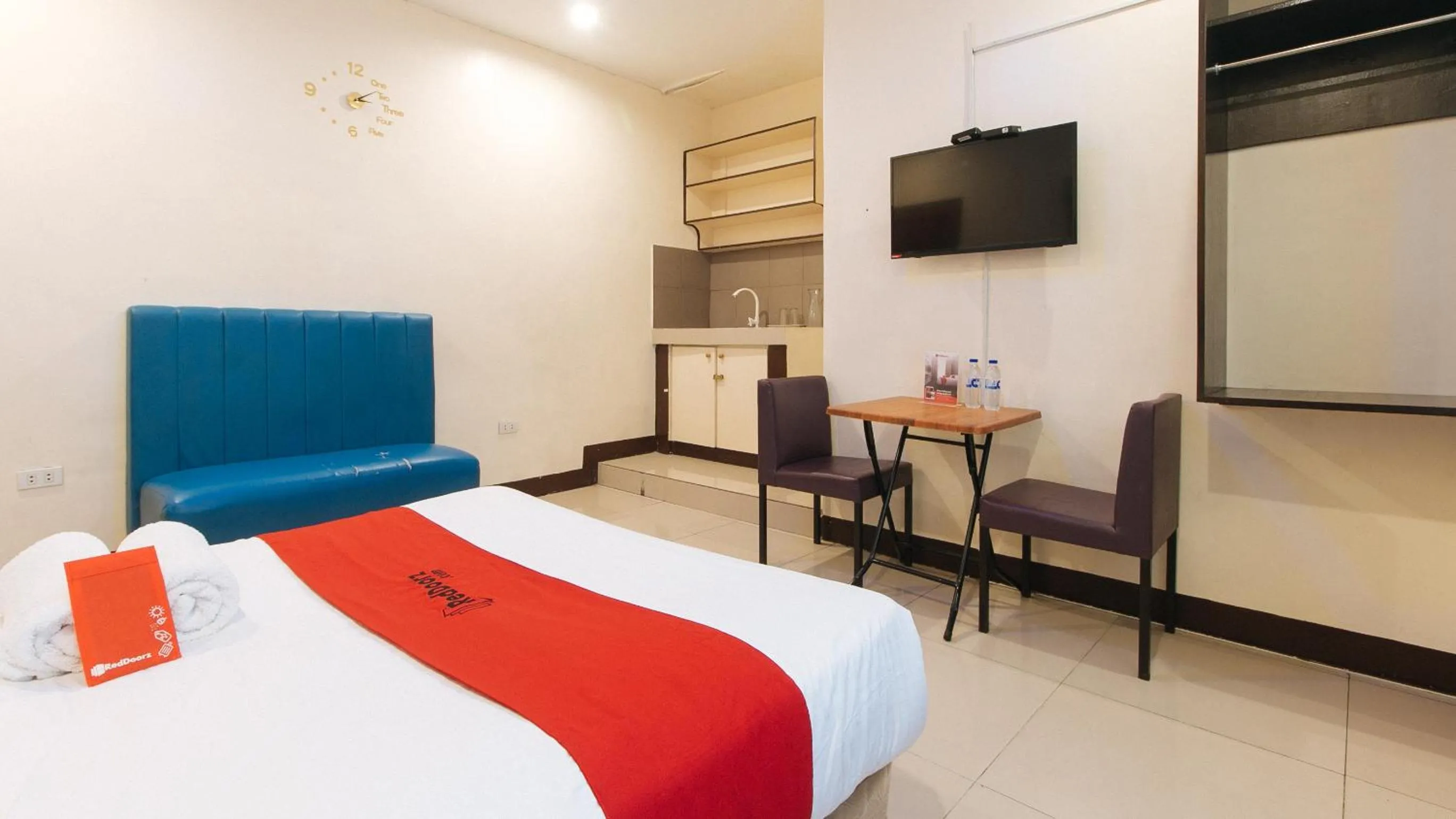 Bed in RedDoorz at V-Cat Apartelle Sampaloc Manila