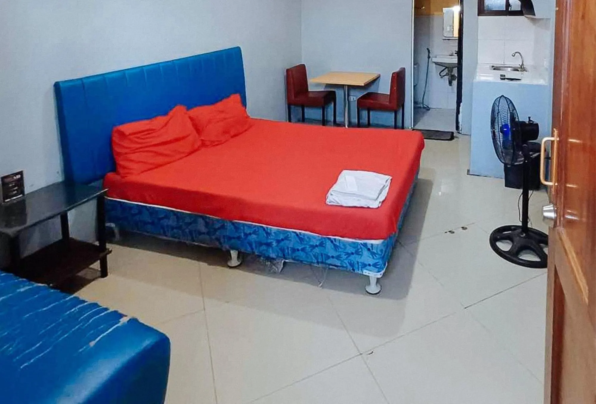 Bed in RedDoorz at V-Cat Apartelle Sampaloc Manila
