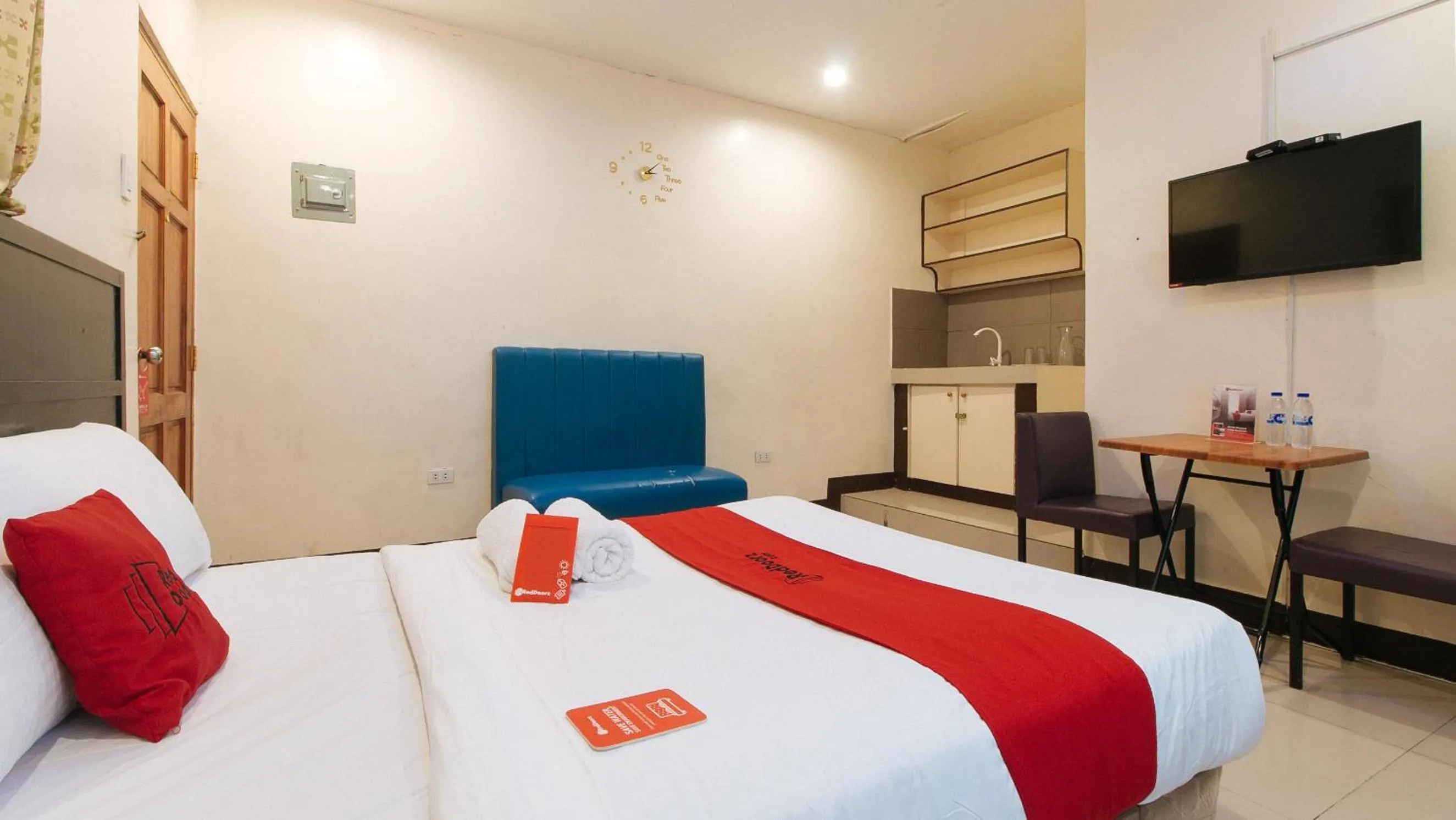 Photo of the whole room, Bed in RedDoorz at V-Cat Apartelle Sampaloc Manila