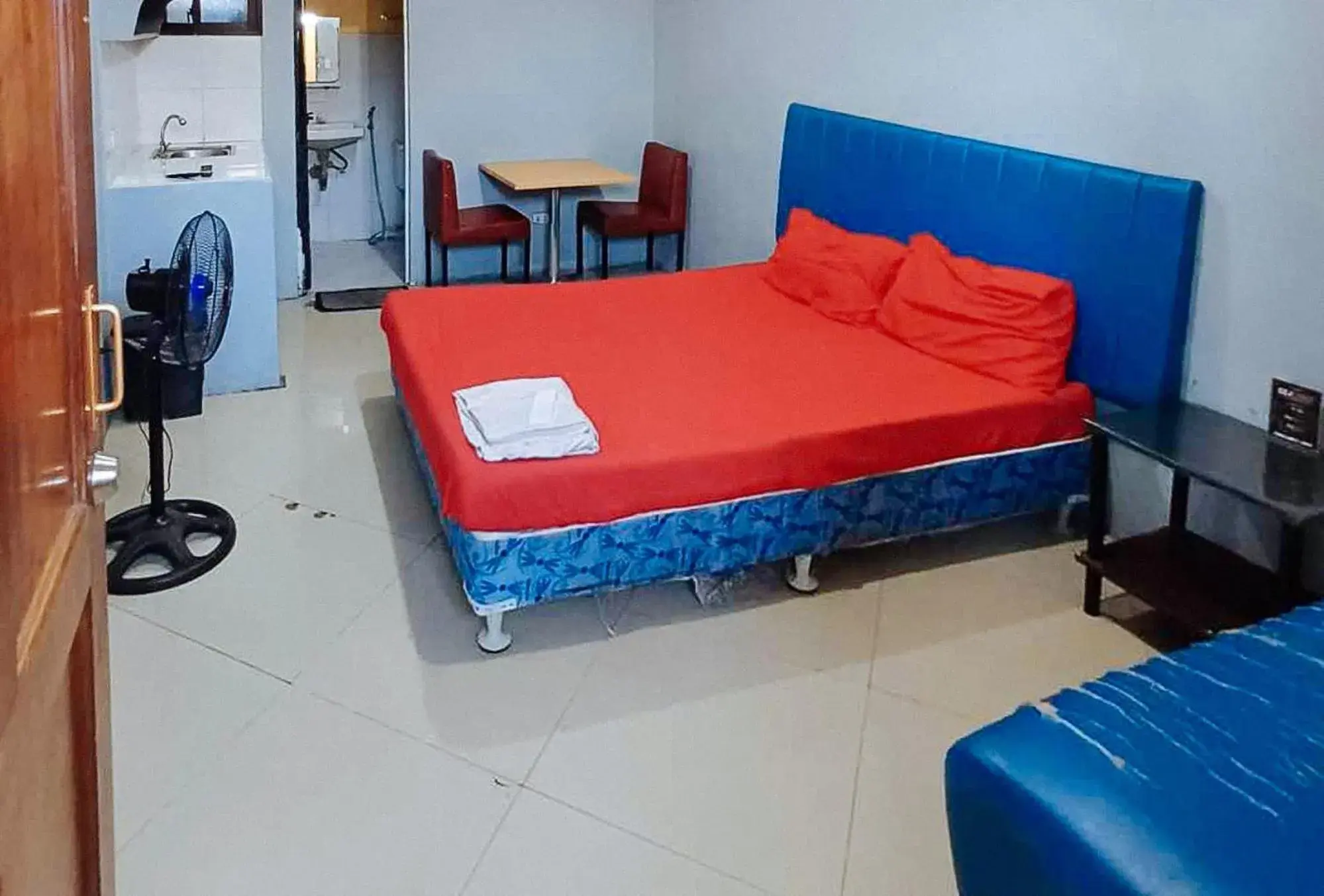 Triple Room in RedDoorz at VCat Apartelle Sampaloc Manila Triple Room in RedDoorz at VCat Apartelle Sampaloc Manila