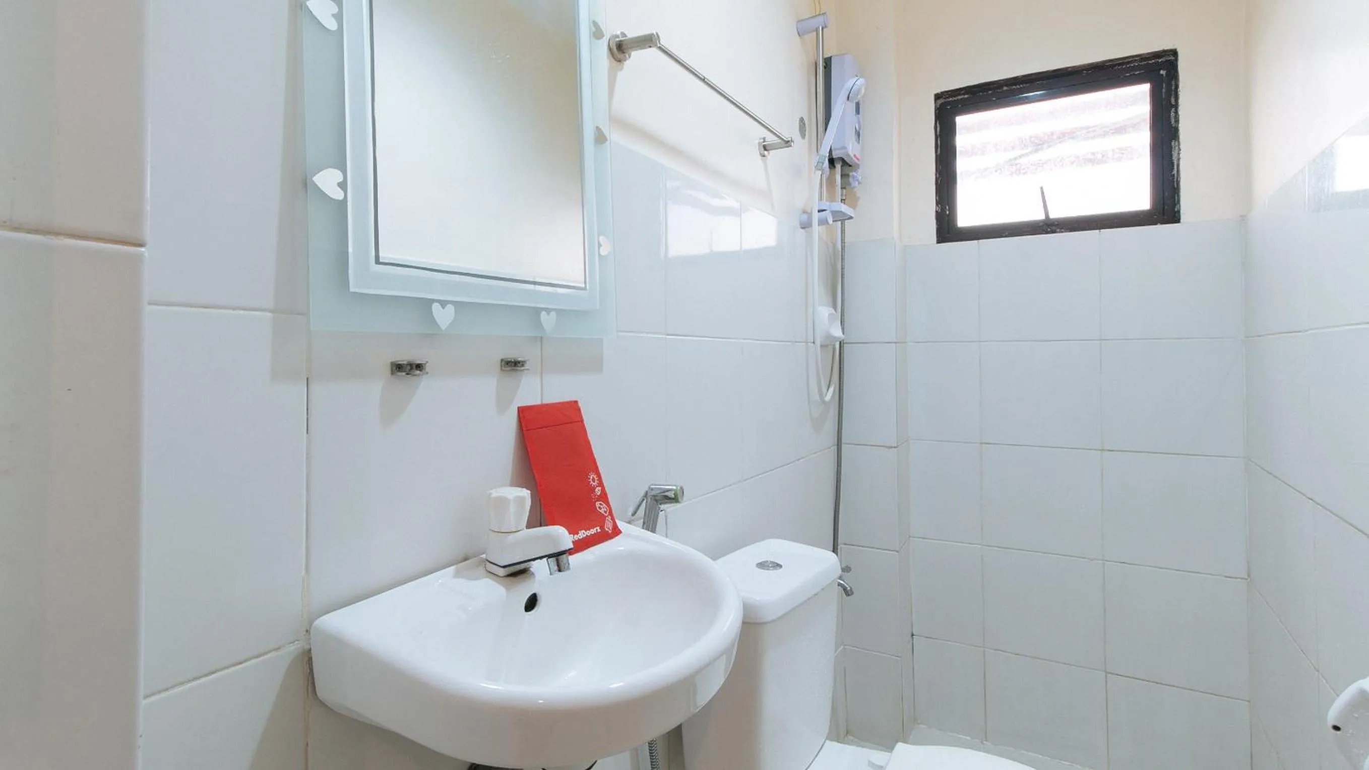 Shower in RedDoorz at V-Cat Apartelle Sampaloc Manila