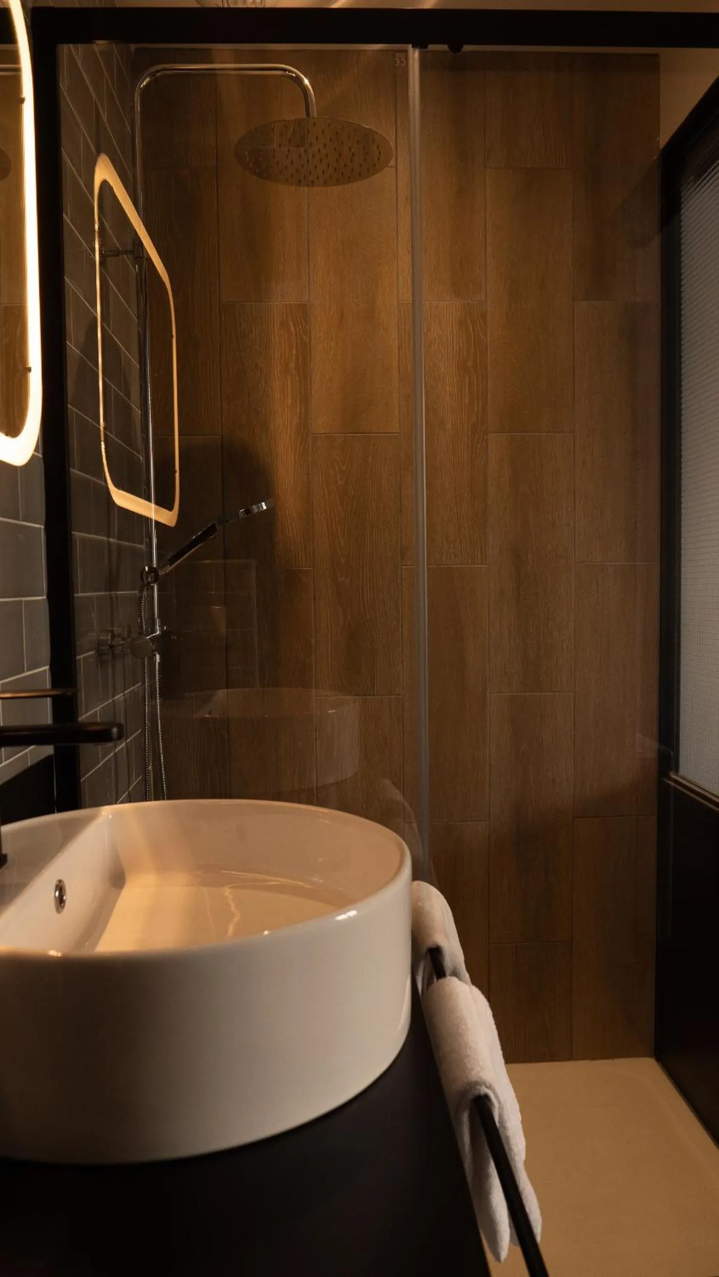 Shower in Hôtel Zadig