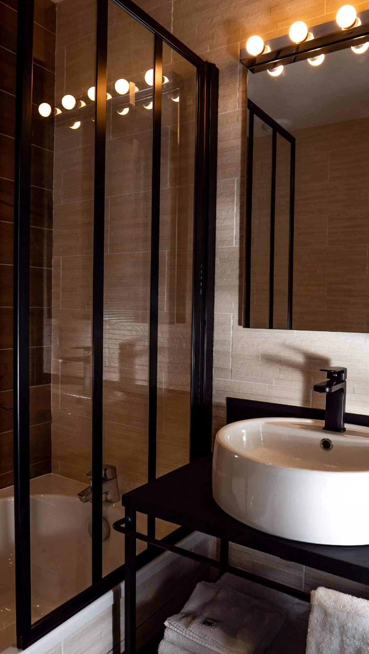 Bathroom, Bed in Hôtel Zadig