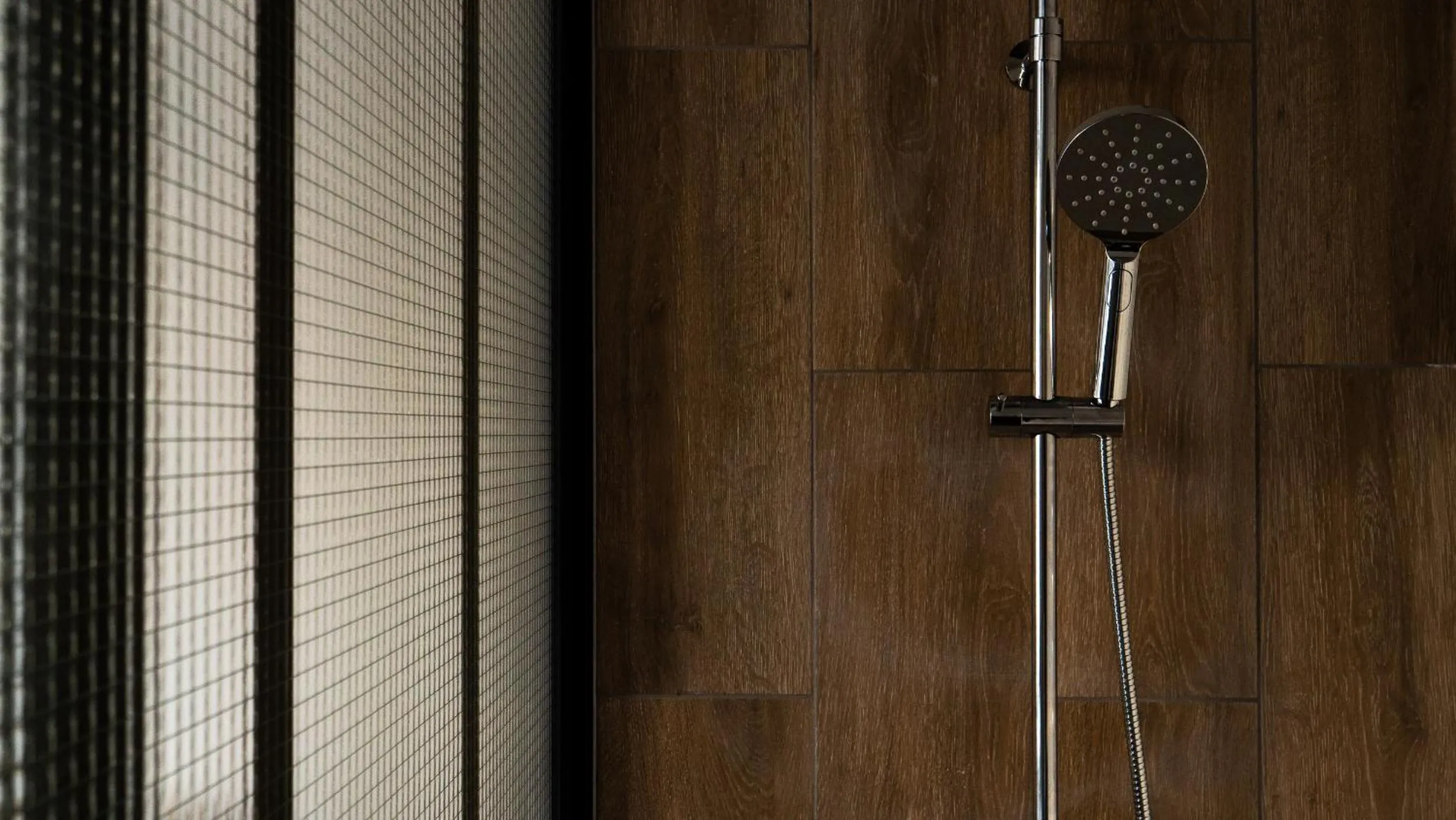 Shower in Hôtel Zadig