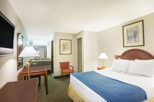 Property building, Bed in Days Inn & Suites by Wyndham Laurel Near Fort Meade